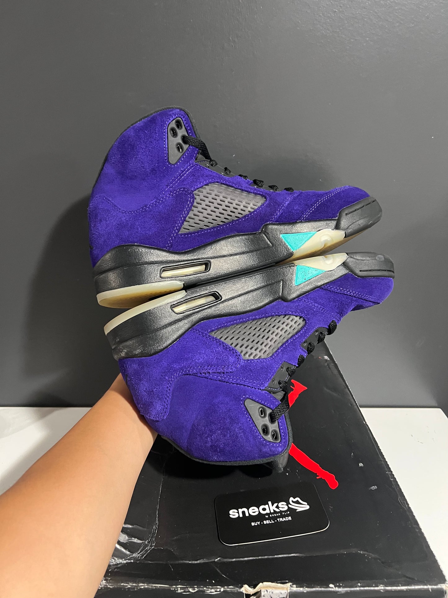 USED Air Jordan 5 Retro Alternate Grape 136027-500 SIZE 9.5M DMG BOX AG25-210
