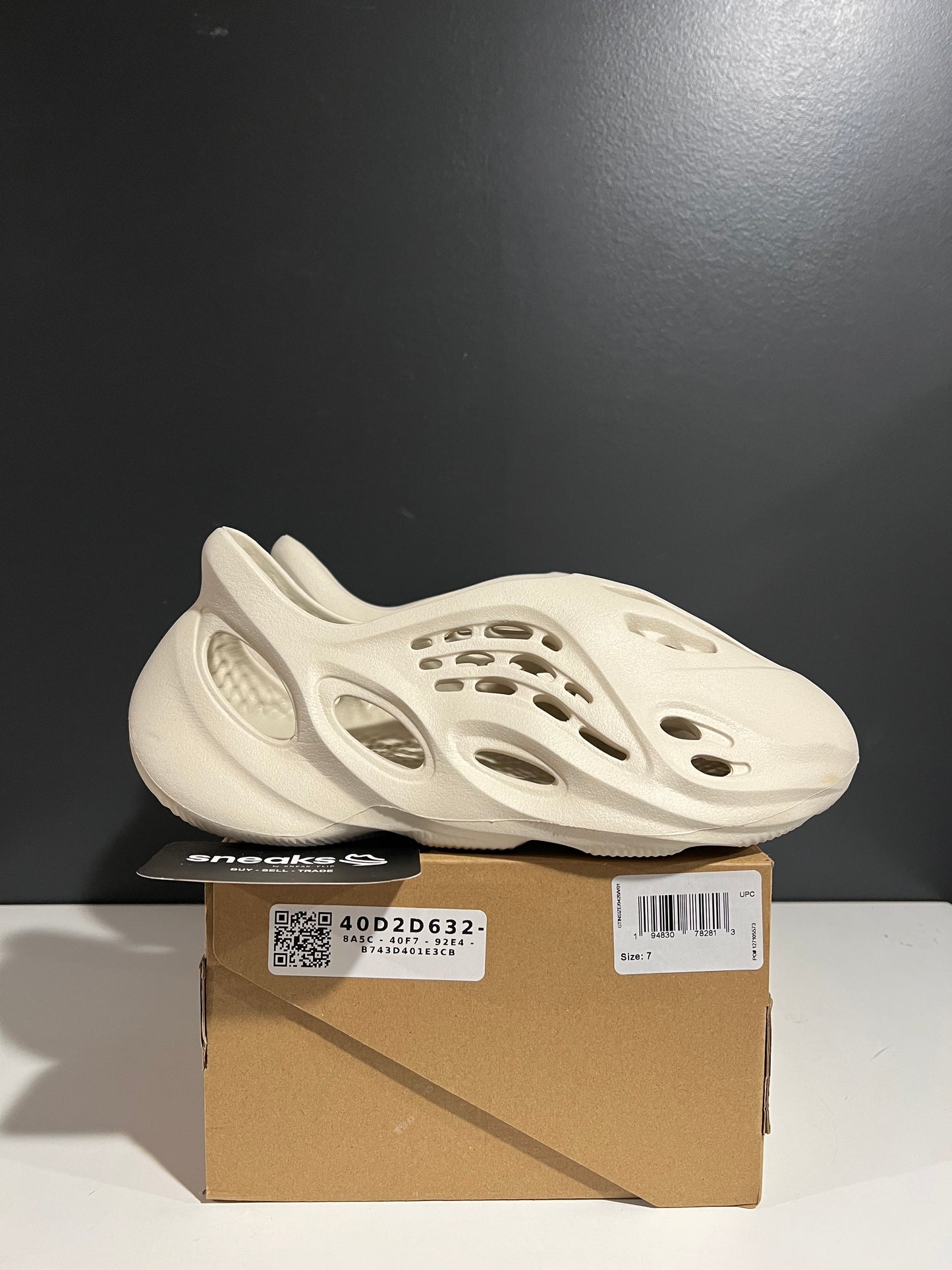 USED Yeezy Foam Runner Sand FY4567 SIZE 8M NO BOX AG25-244