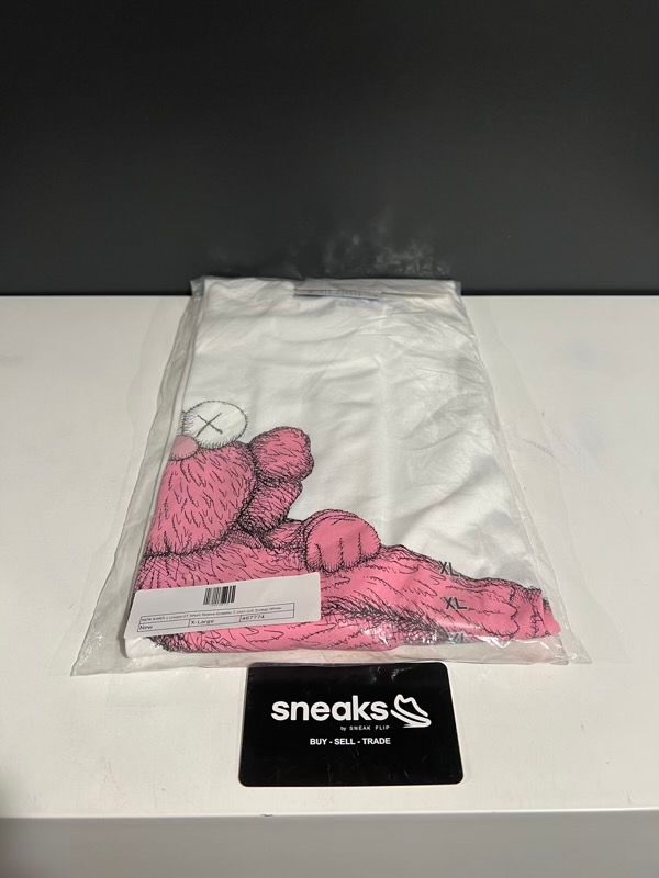 NEW KAWS x Uniqlo UT Short Sleeve Graphic T-shirt (US Sizing) White