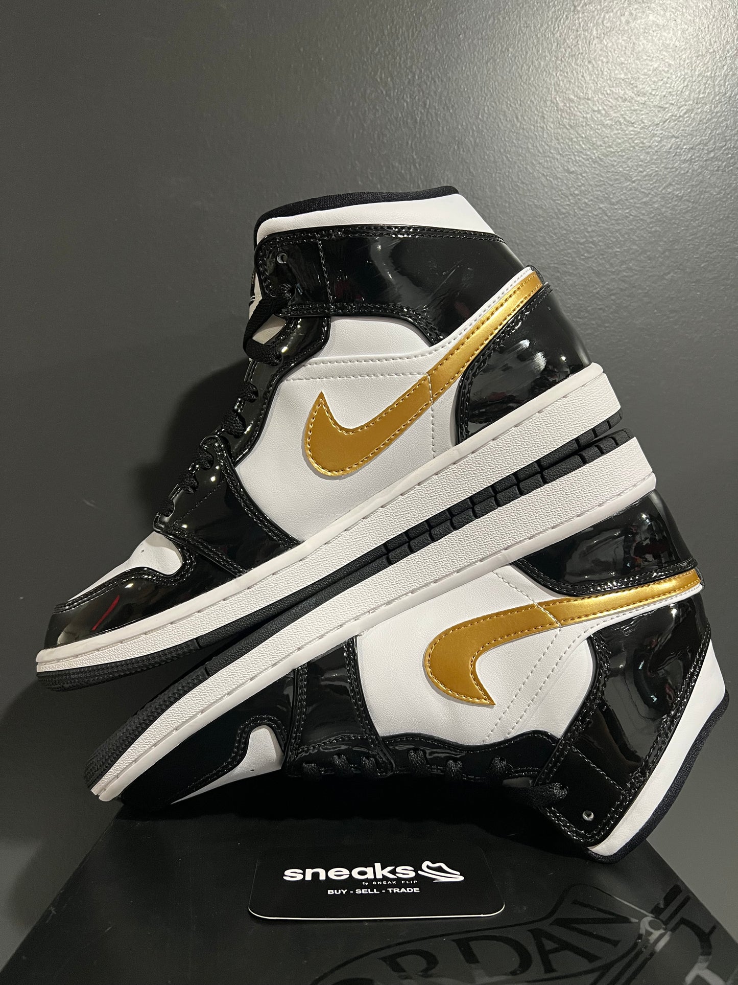 USED Air Jordan 1 Mid Patent SE Black Gold 852542-007 SIZE 8.5M OG ALL AG25-216