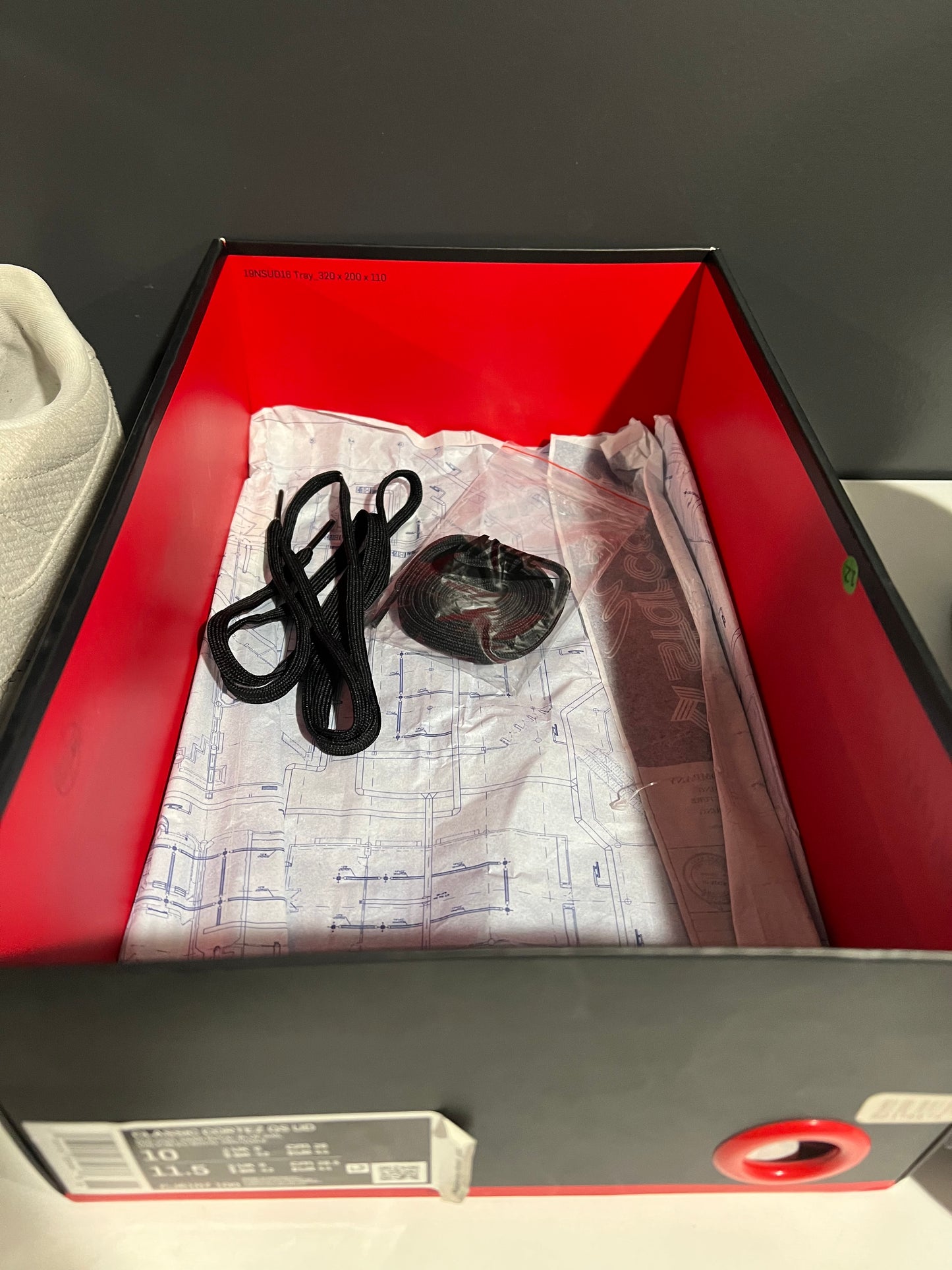 USED Stranger Things x Classic Cortez QS Upside Down CJ6107-100 SIZE 10M OG ALL AG25-281