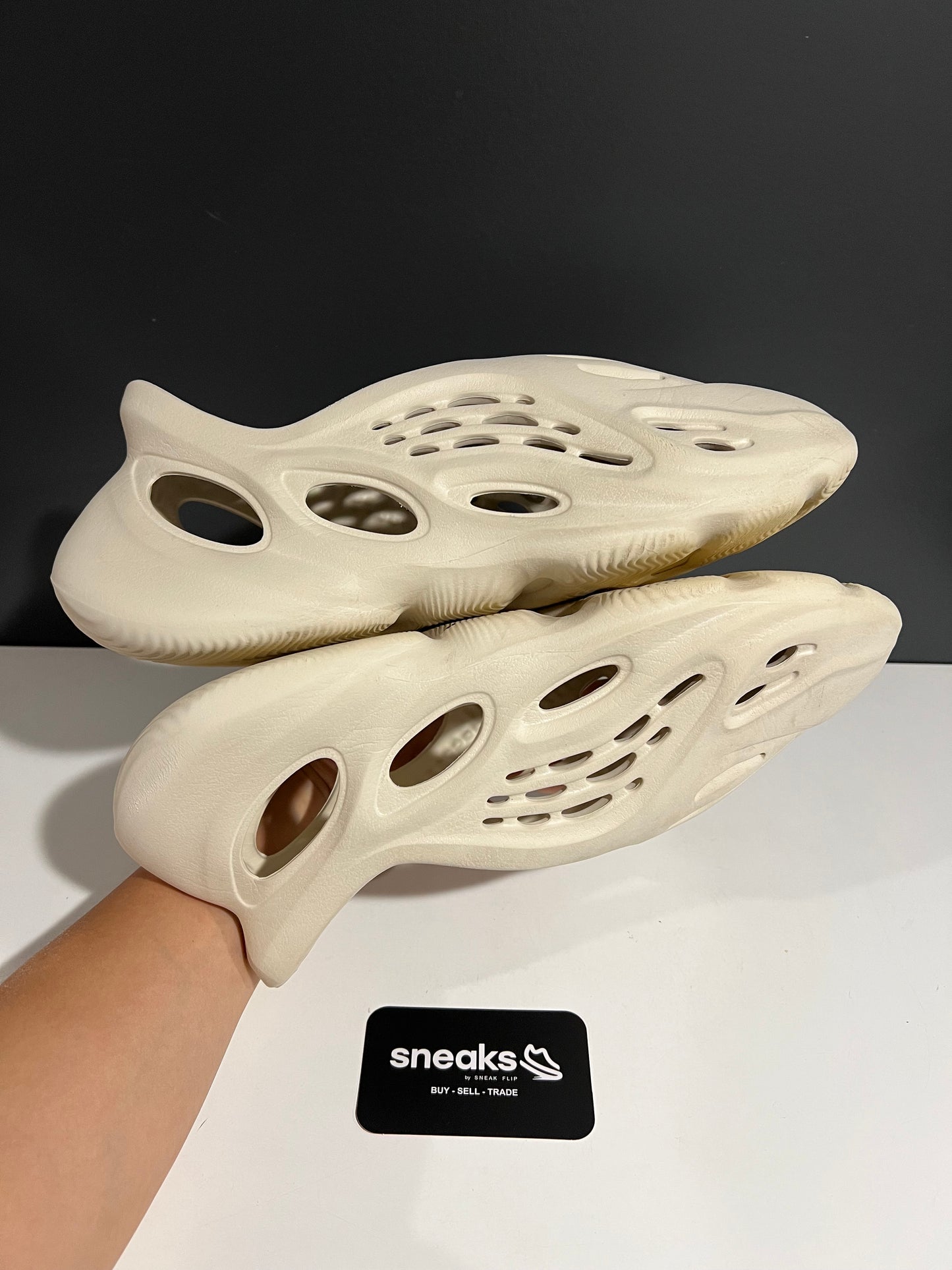 USED Yeezy Foam Runner Sand FY4567 SIZE 10M NO BOX JN25-247