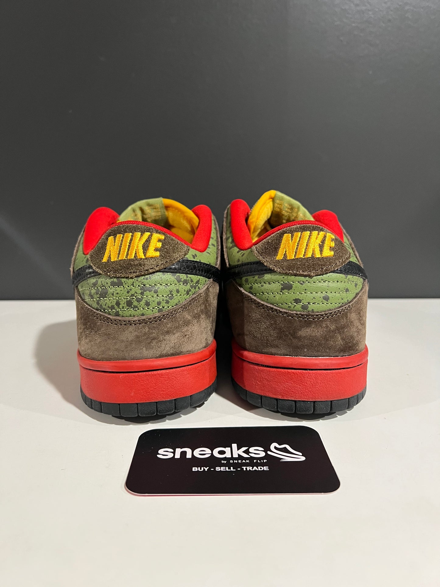 USED Dunk Low Premium SB Asparagus 313170-302 SIZE 9.5M NO BOX