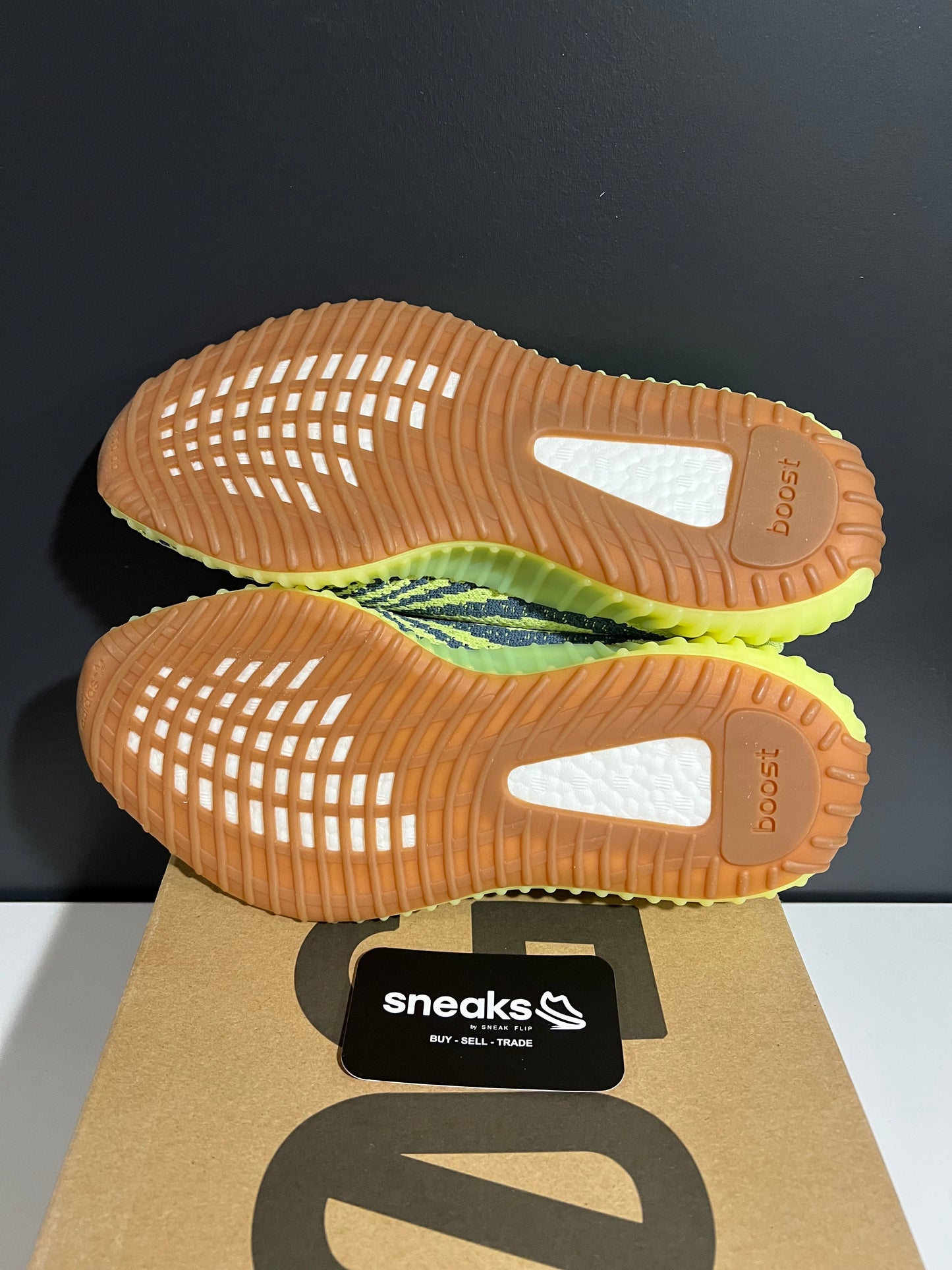 NEW Yeezy Boost 350 V2 Semi Frozen Yellow B37572 SIZE 8M OG ALL AG25-249