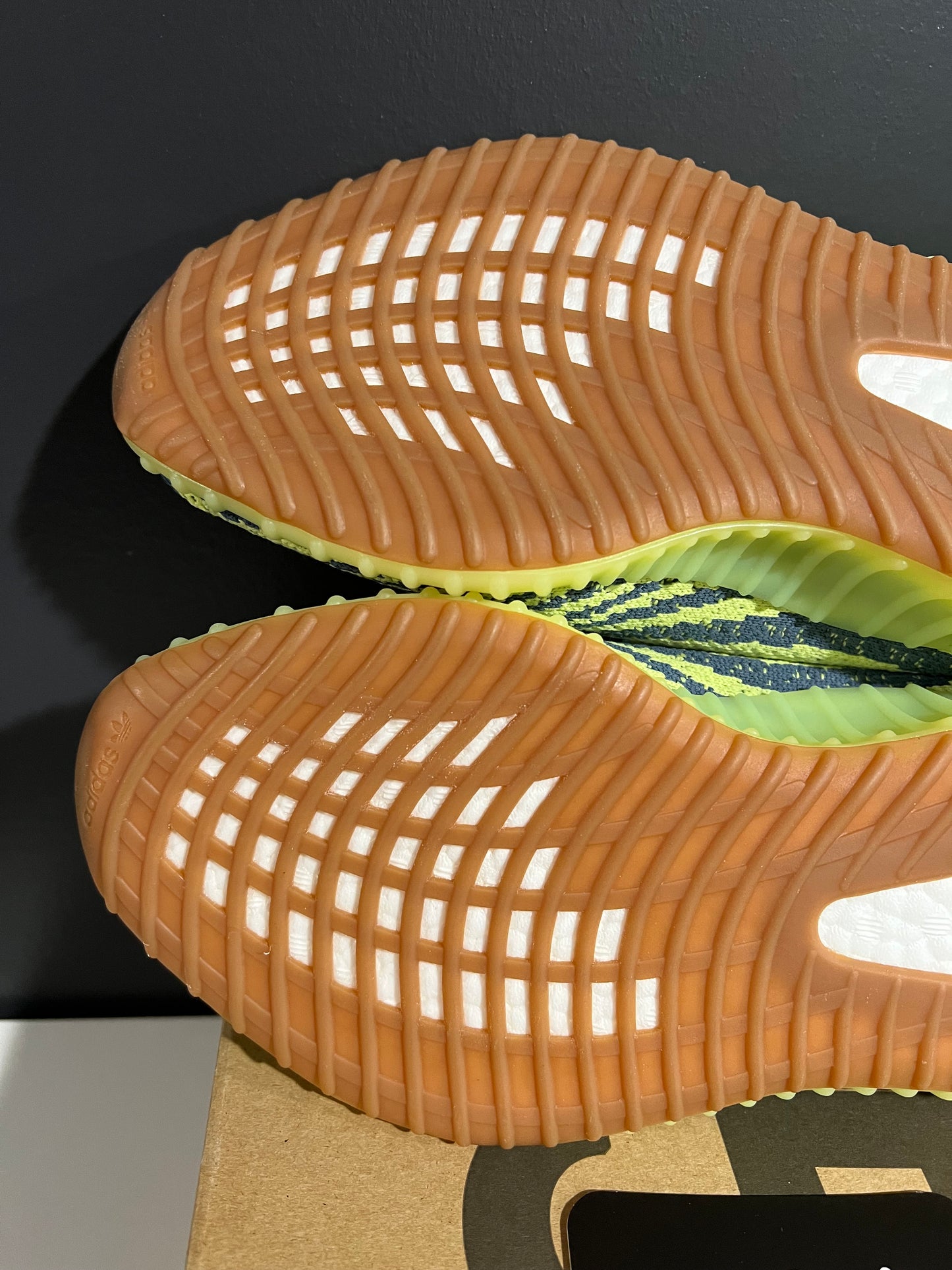 NEW Yeezy Boost 350 V2 Semi Frozen Yellow B37572 SIZE 8M OG ALL AG25-249