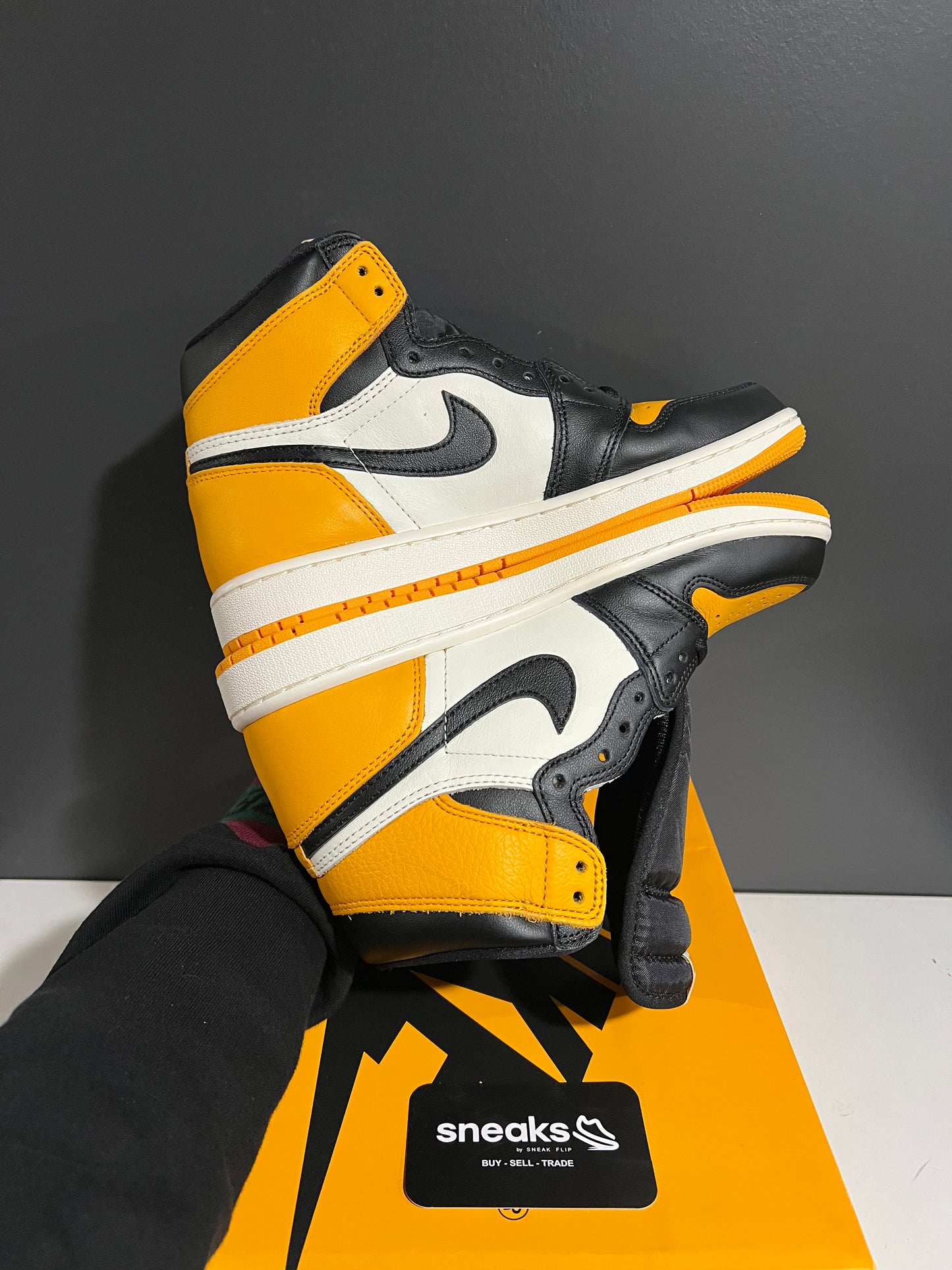 USED Air Jordan 1 Retro High OG Yellow Toe 555088-711 SIZE 8M OG ALL AG25-247