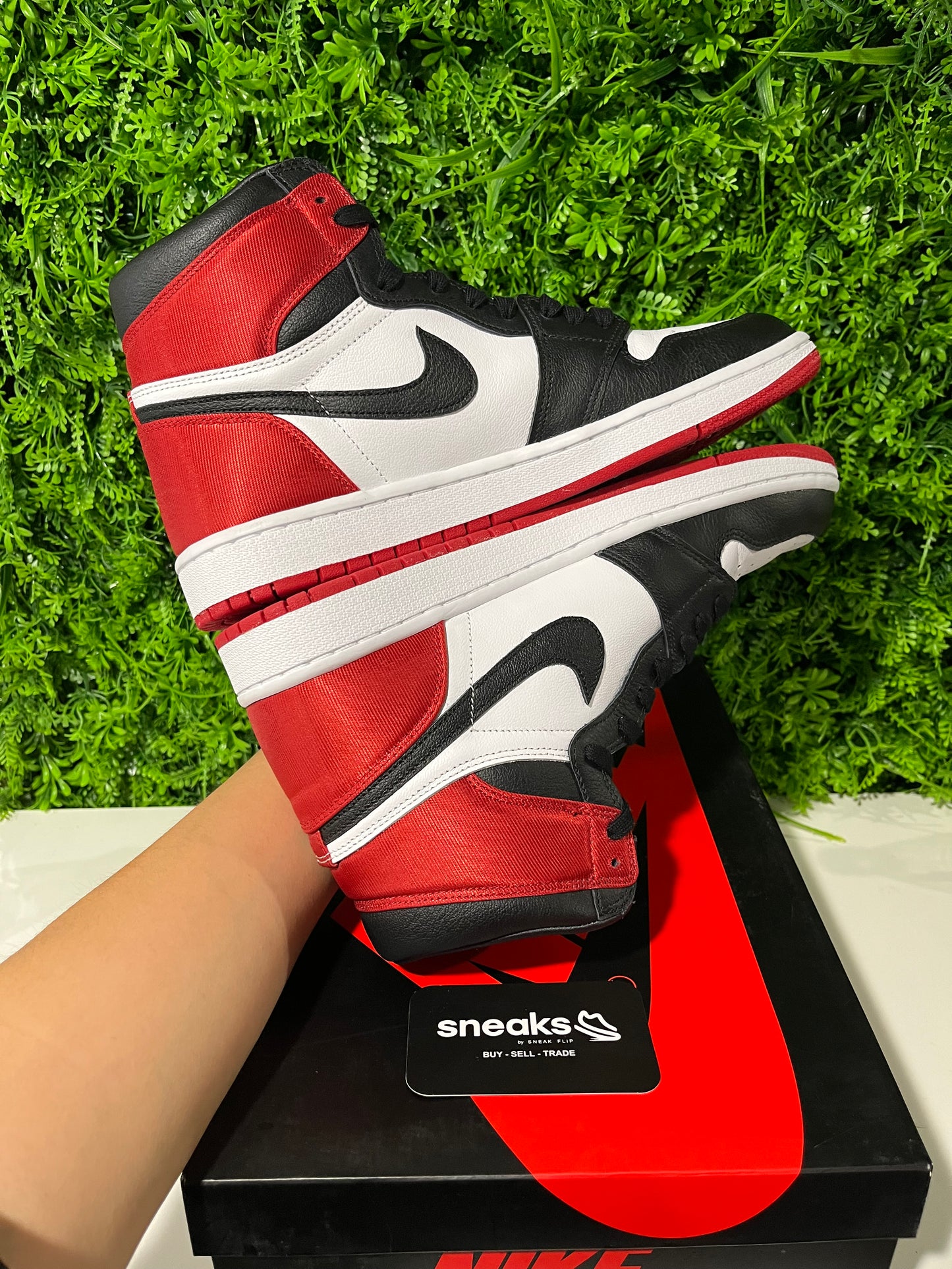 USED Wmns Air Jordan 1 Retro High Satin Black Toe CD0461-016 SIZE 9.5M OG ALL