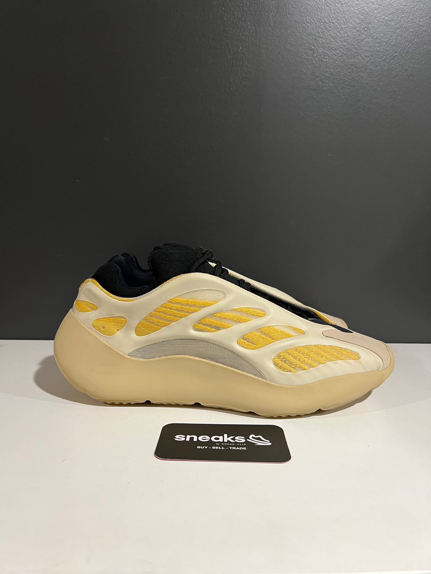 USED Yeezy 700 V3 Safflower G54853 SIZE 10.5M NO BOX AG25-56