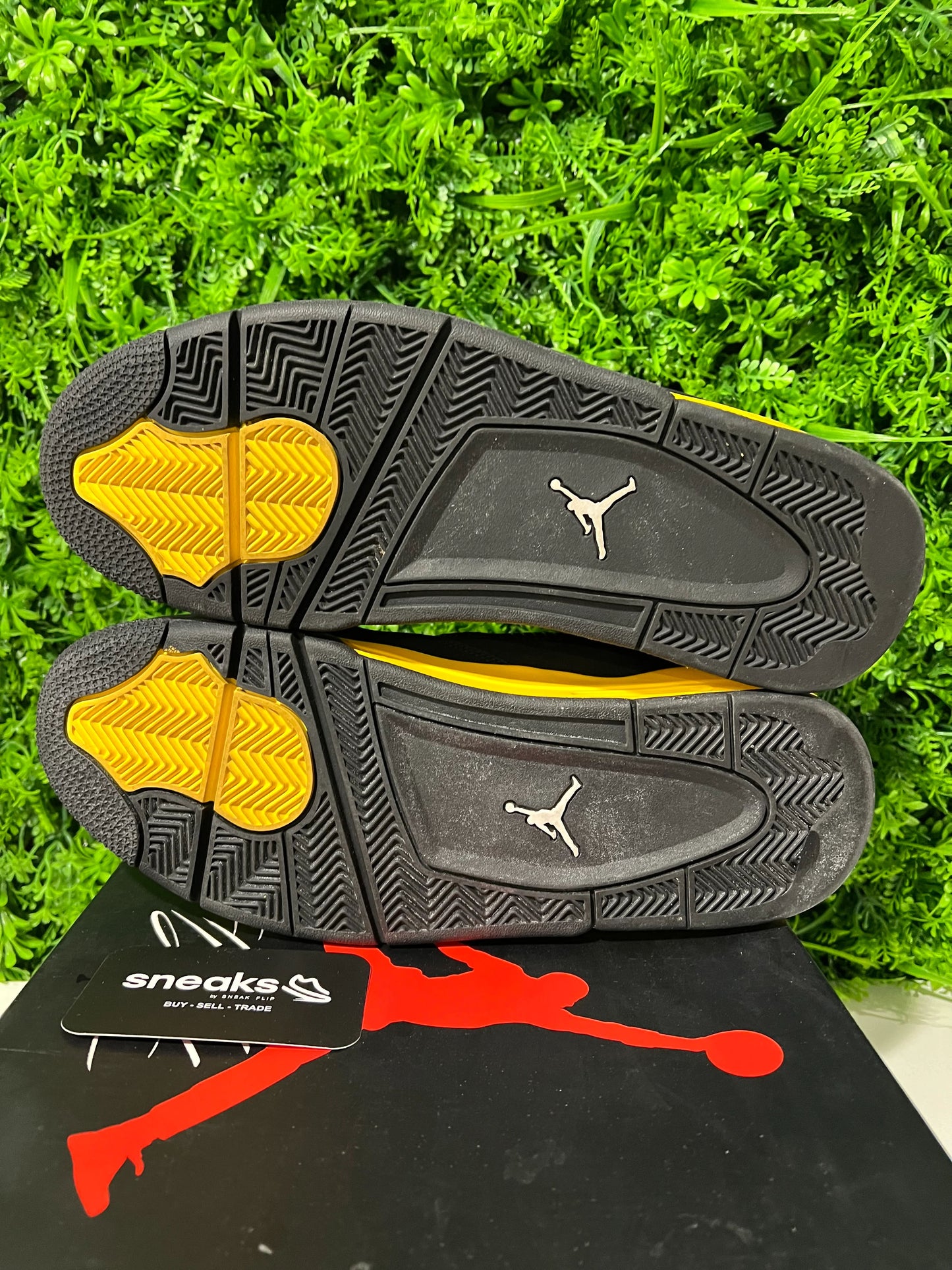 Jordan 4 Retro Thunder (2012) - Used