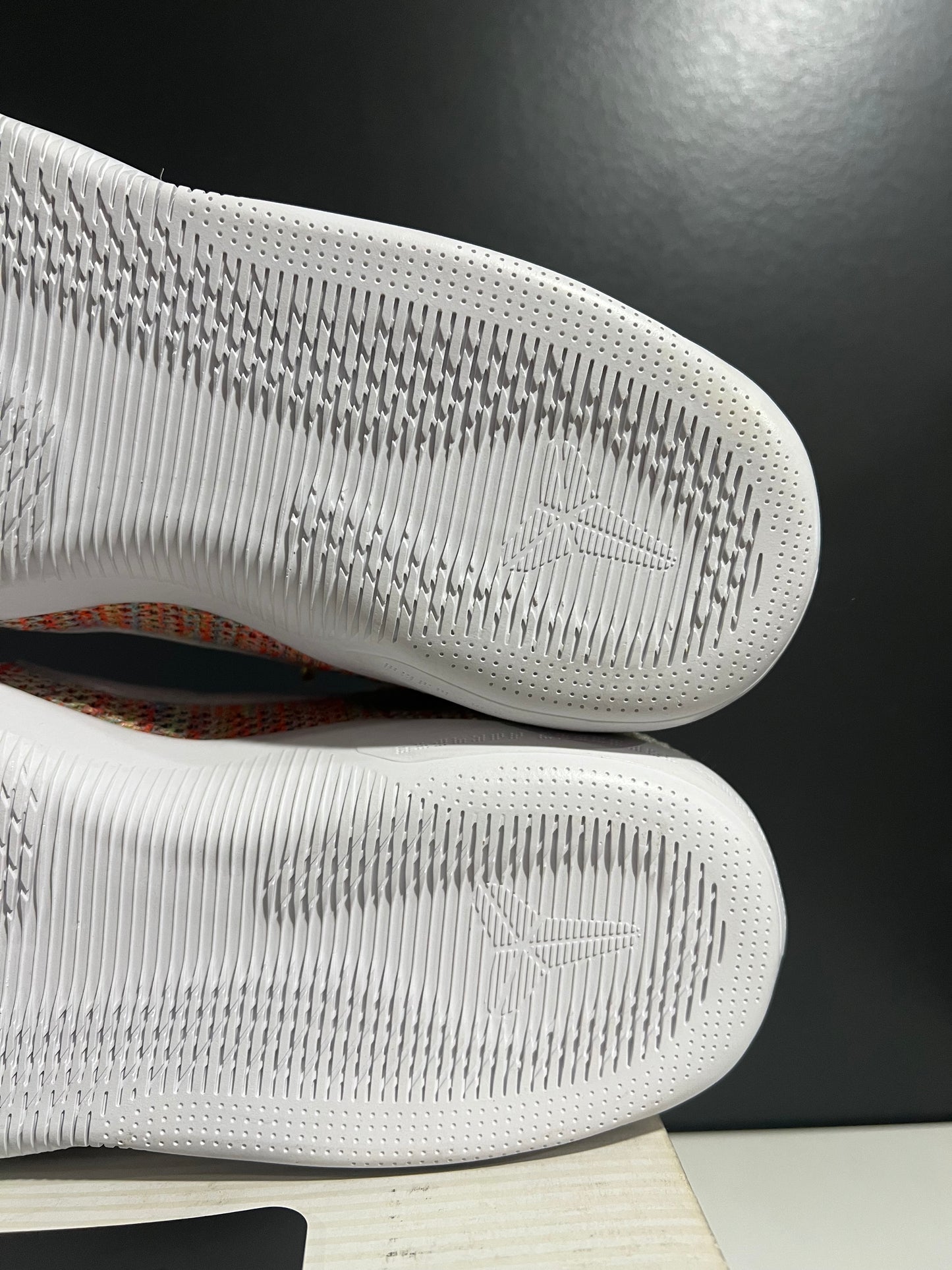 USED Kobe 11 Elite Low 4KB White Horse 824463-199 SIZE 9.5M OG ALL AG25-172