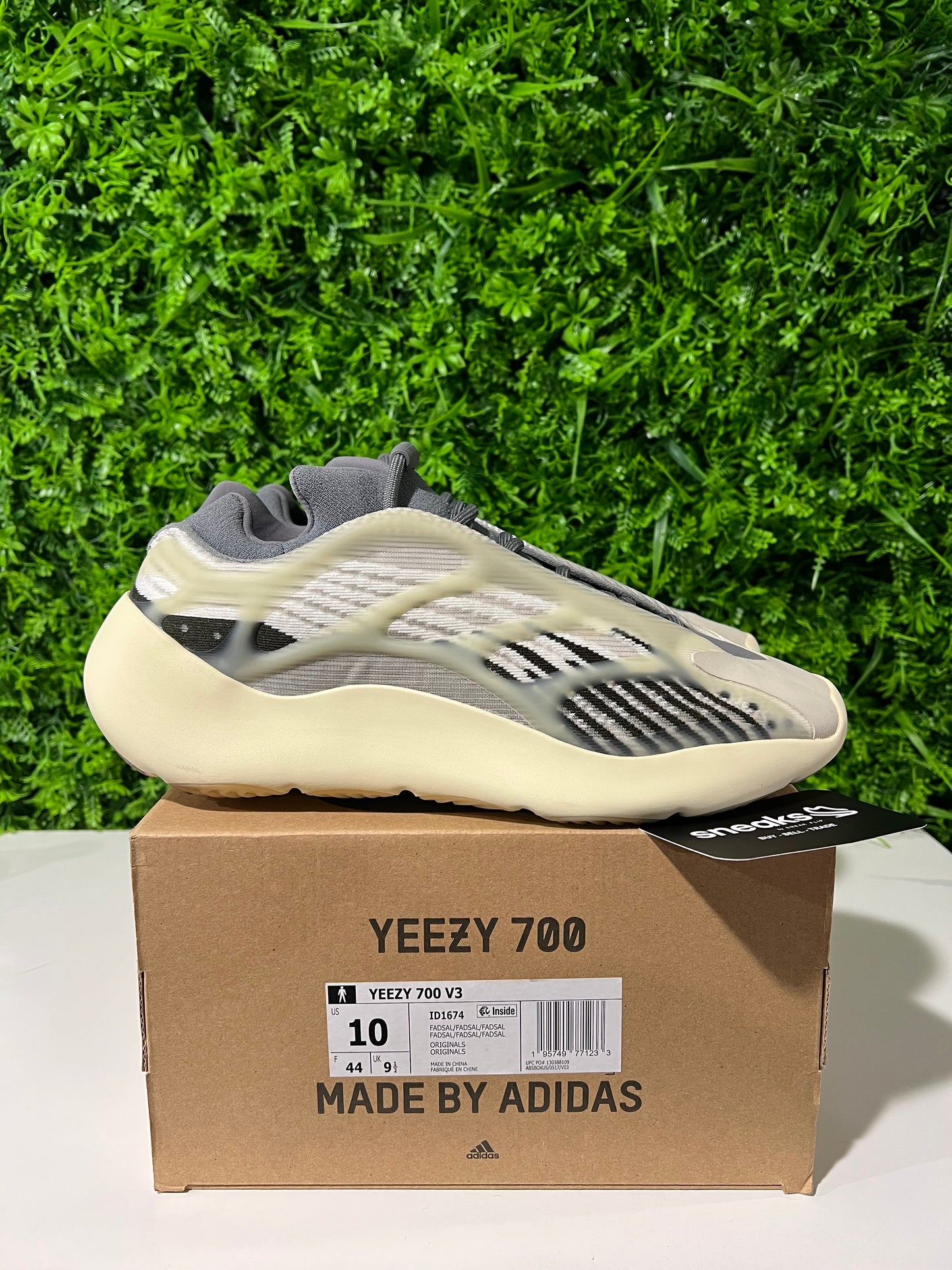 USED Yeezy 700 V3 Fade Salt ID1674 SIZE 10M OG ALL