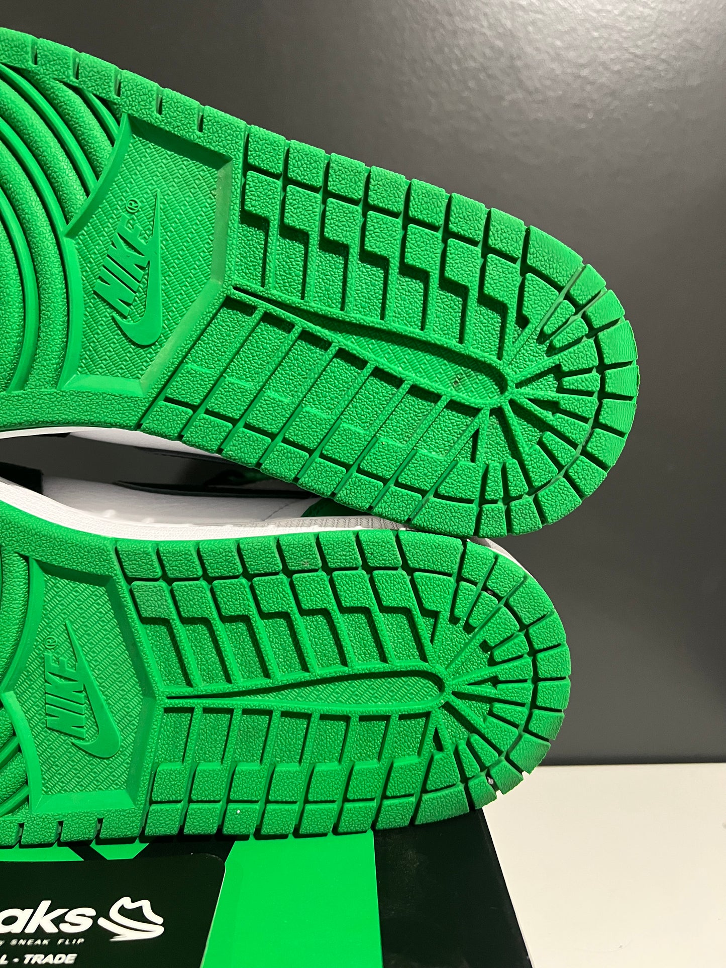 USED Air Jordan 1 Retro High OG Lucky Green DZ5485-031 SIZE 10M OG ALL AG25-49