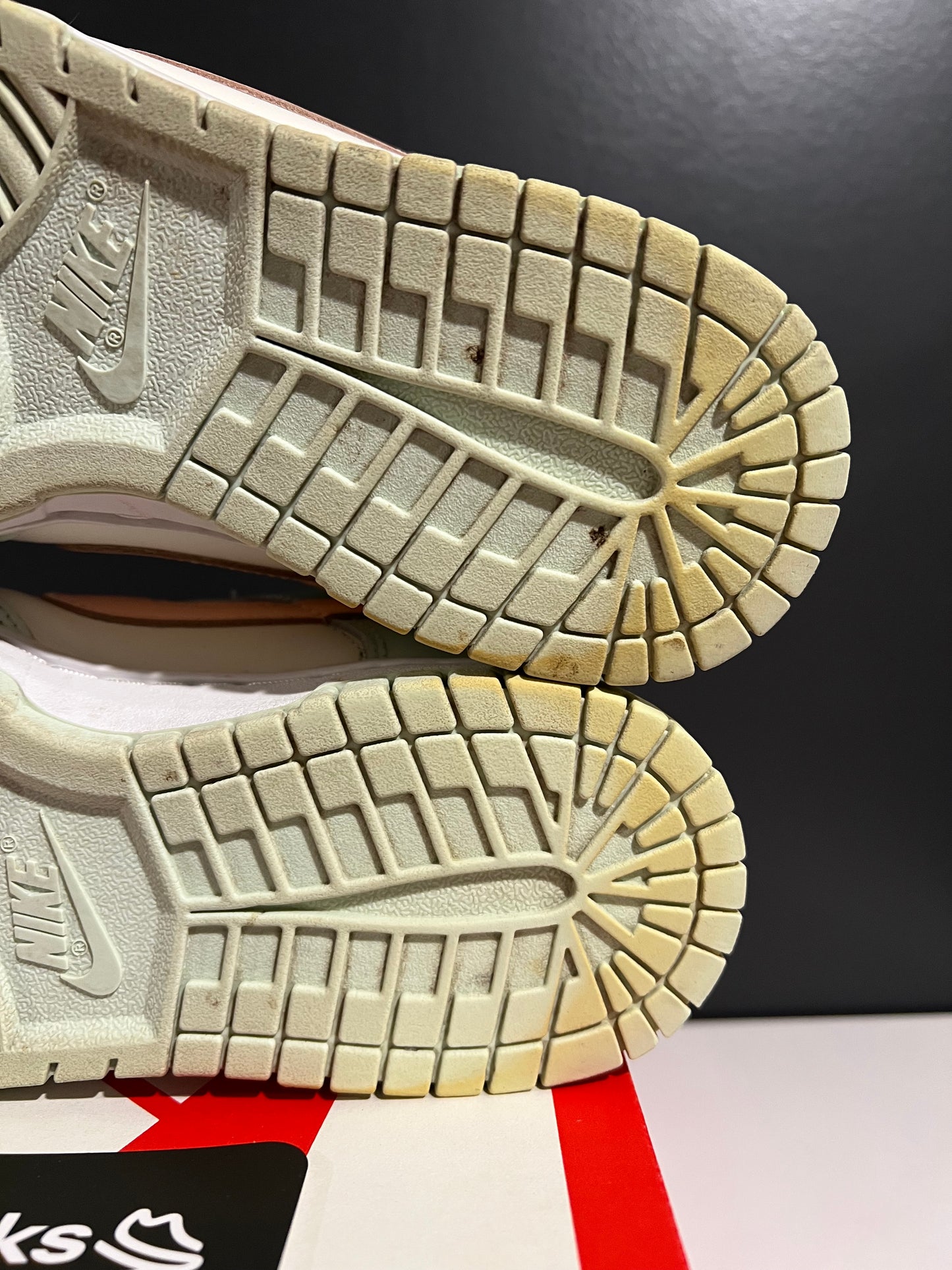 USED Wmns Dunk Low Barely Green DD1503-104 SIZE 6.5M OG ALL AG25-241