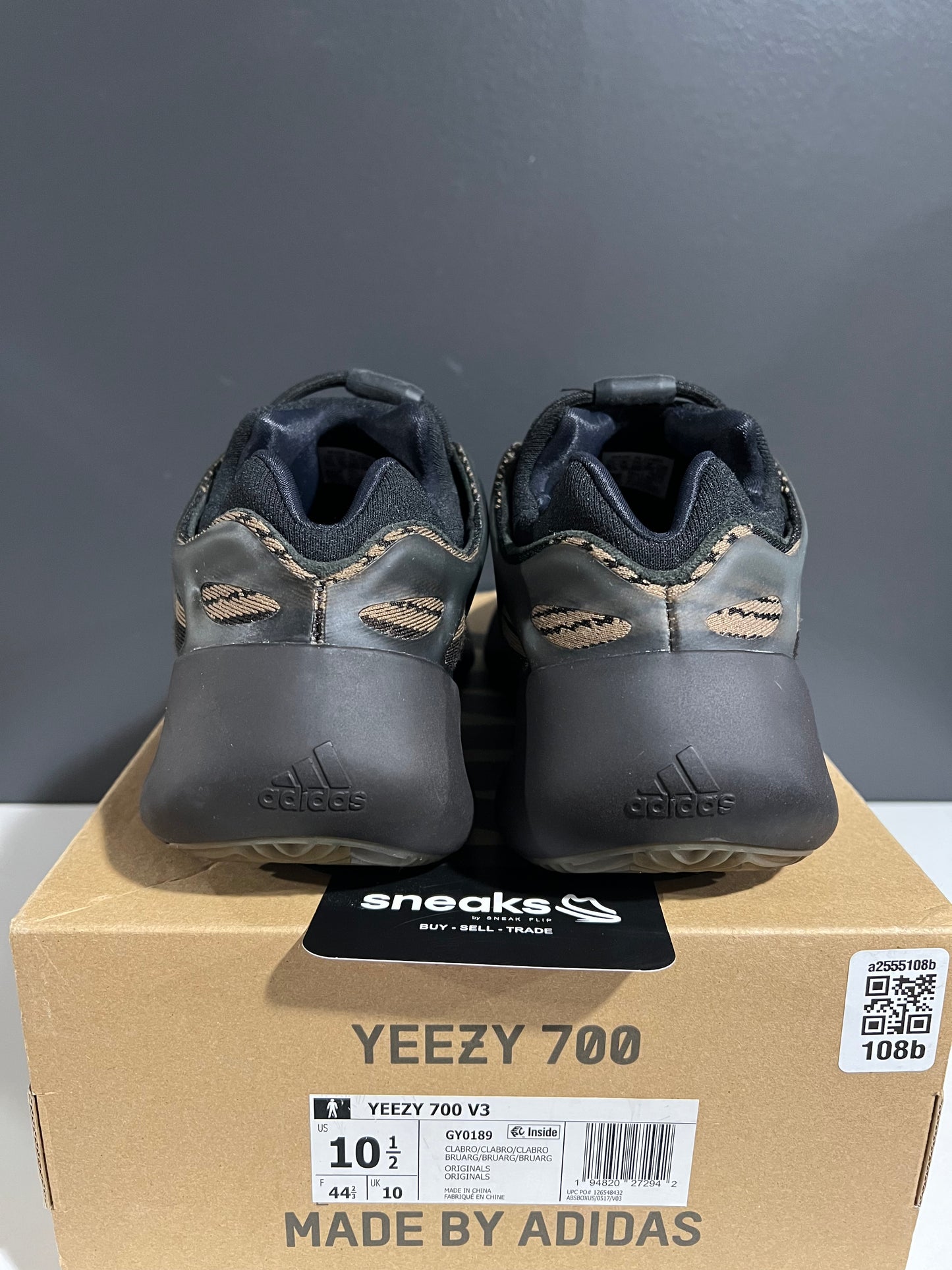USED Yeezy 700 V3 Clay Brown GY0189 SIZE 10.5M OG ALL AG25-322
