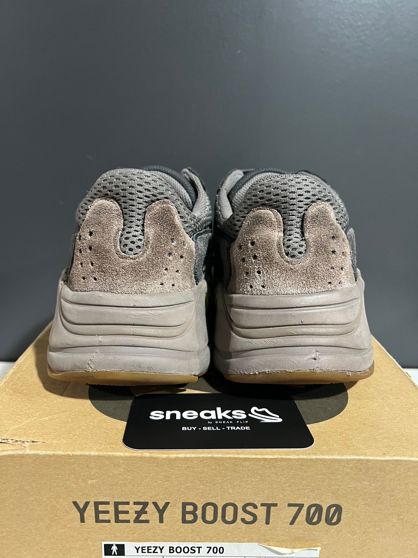 USED Yeezy Boost 700 Mauve EE9614 SIZE 9.5M OG ALL