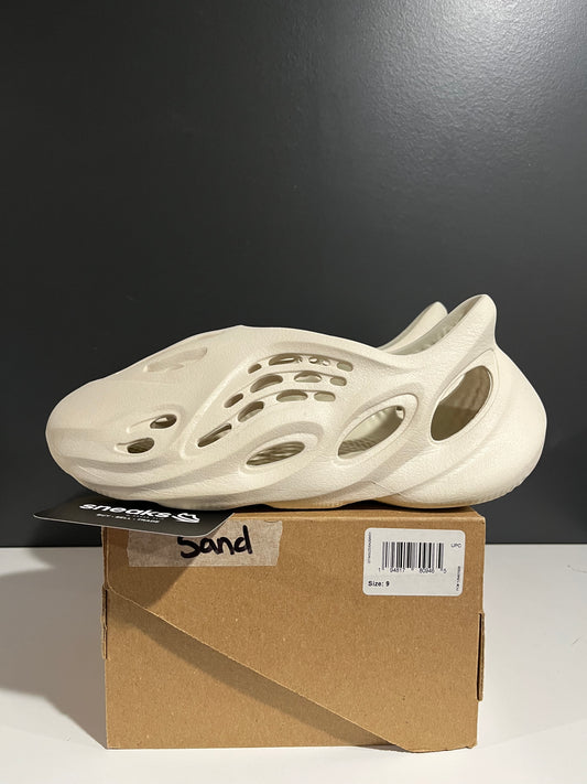 USED Yeezy Foam Runner Sand FY4567 SIZE 9M OG ALL JN25-238