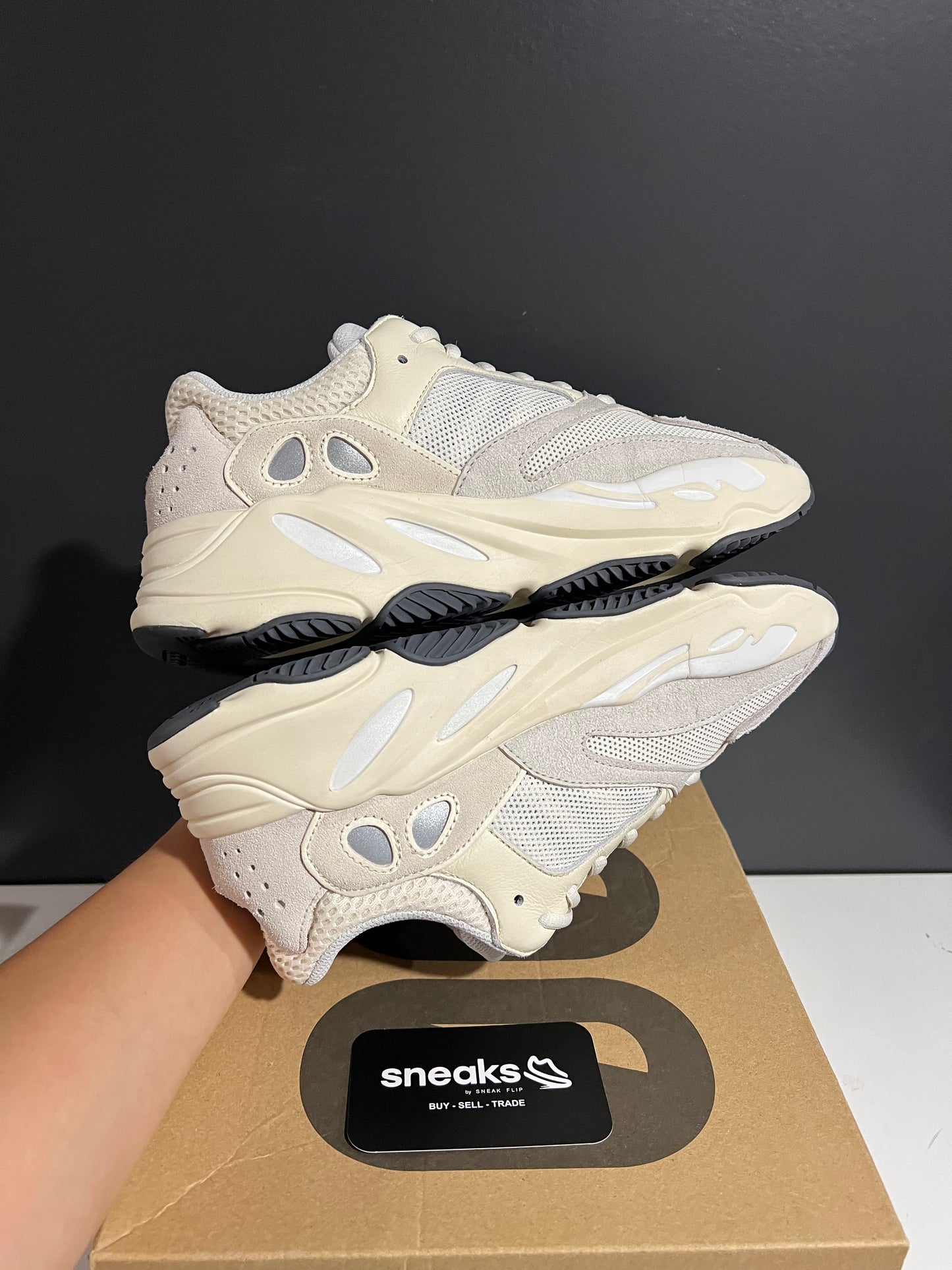 USED Yeezy Boost 700 Analog EG7596 SIZE 9M OG ALL AG25-34