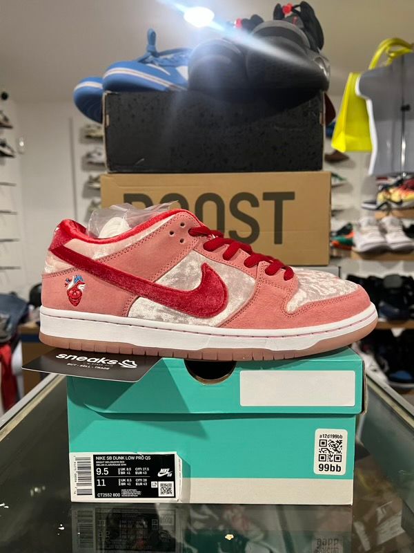 NEW SIZE 9.5M Nike SB Dunk Low StrangeLove Skateboards