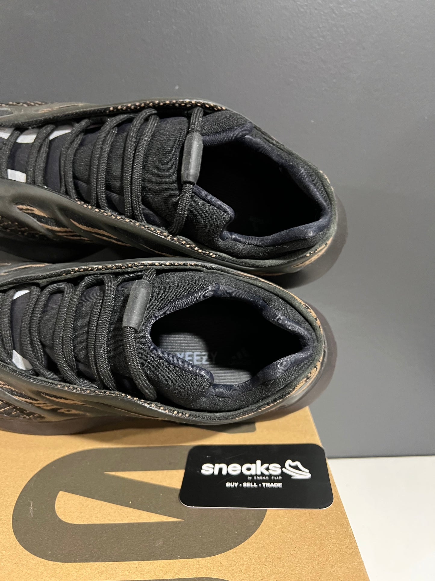 USED Yeezy 700 V3 Clay Brown GY0189 SIZE 10.5M OG ALL AG25-322