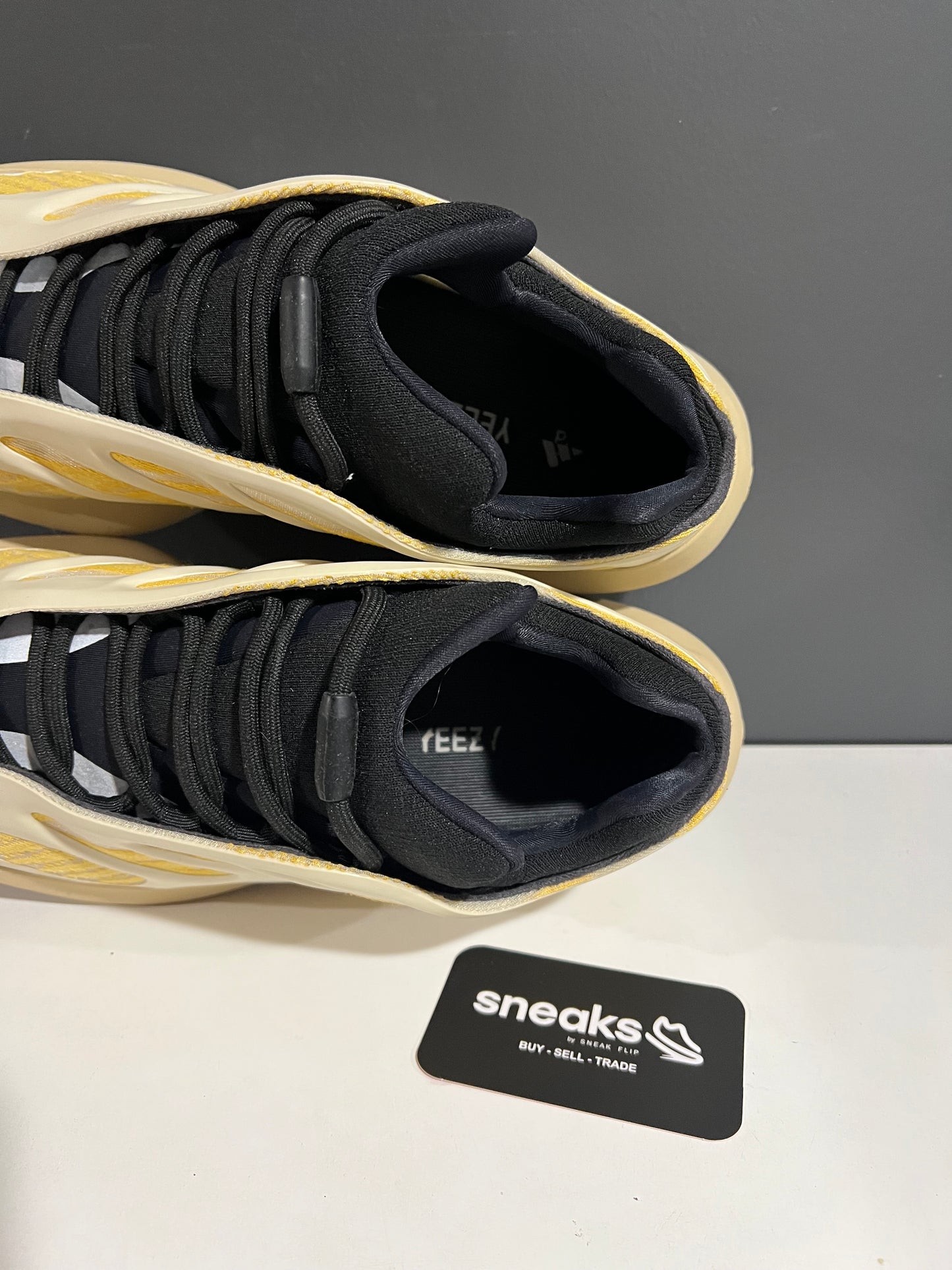 USED Yeezy 700 V3 Safflower G54853 SIZE 10.5M NO BOX AG25-56