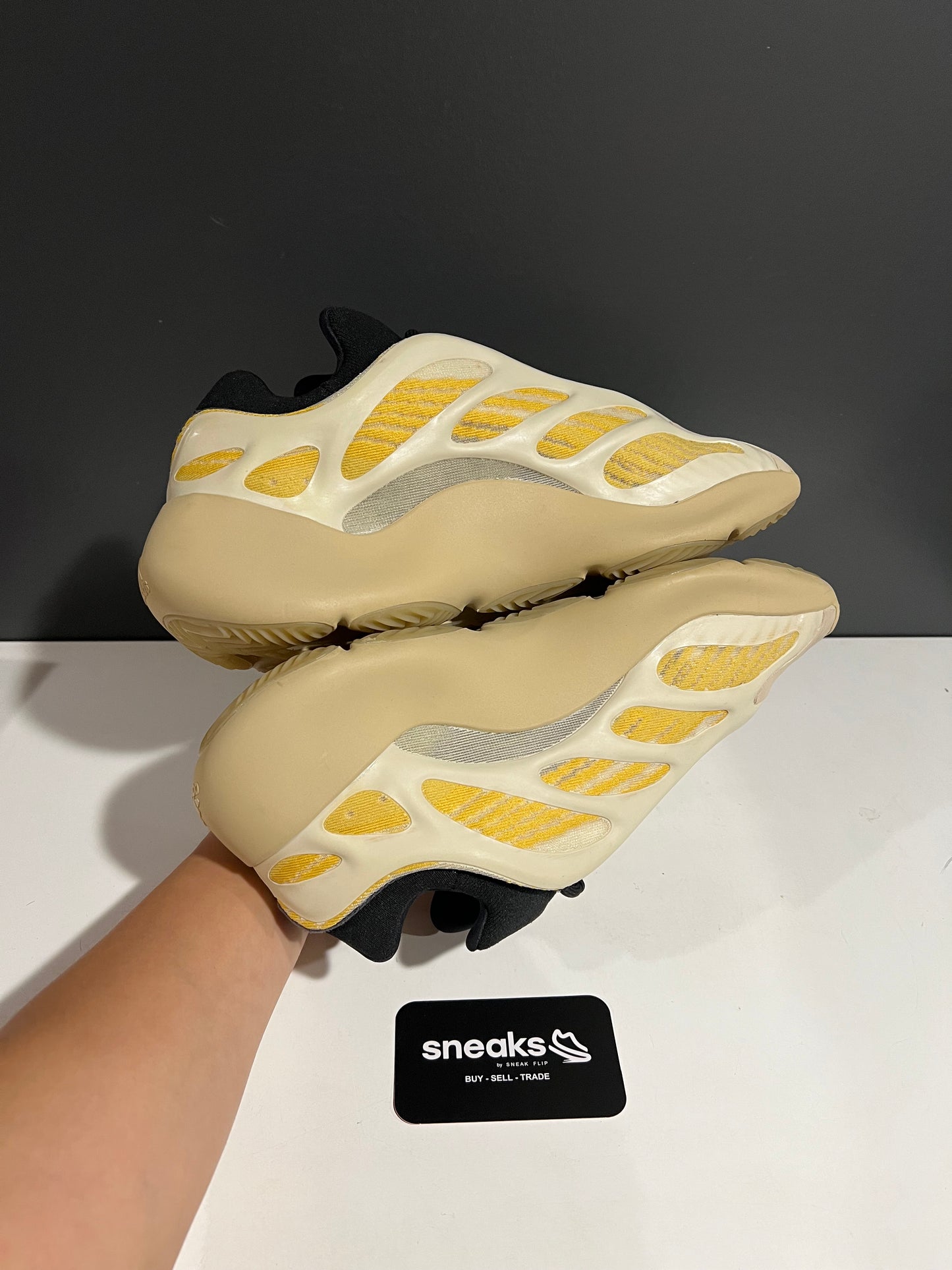 USED Yeezy 700 V3 Safflower G54853 SIZE 10.5M NO BOX AG25-56