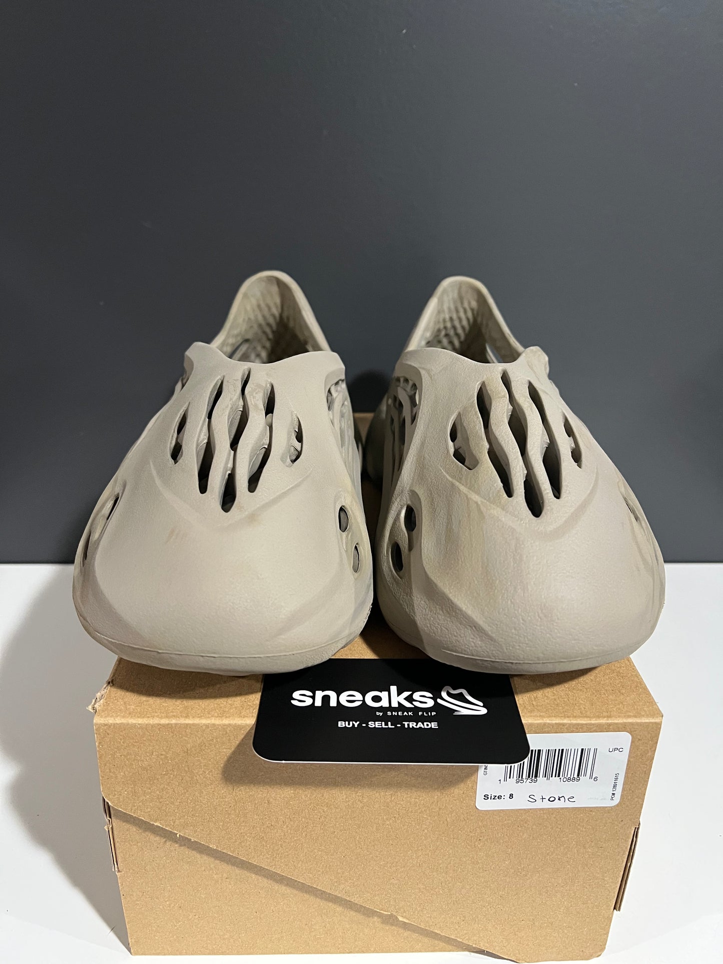 USED Yeezy Foam Runner Stone Sage GX4472 SIZE 8M OG ALL JN25-245