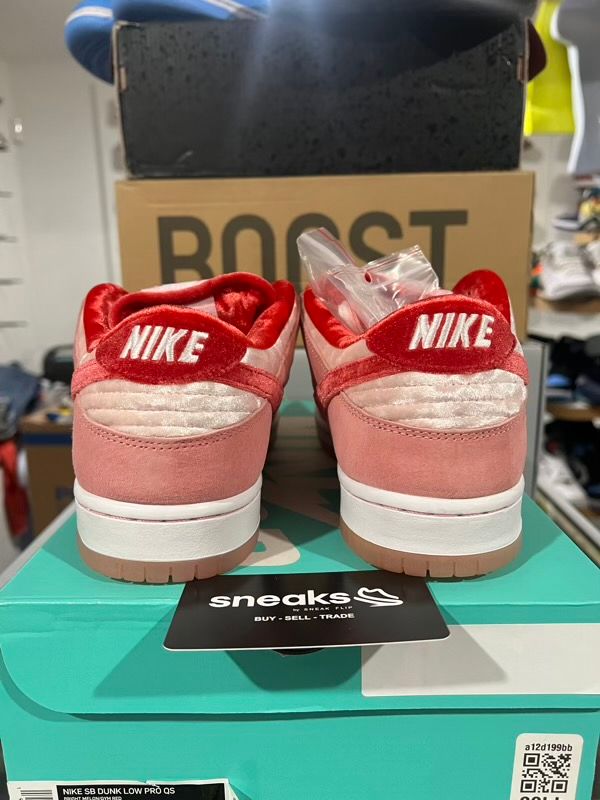 NEW SIZE 9.5M Nike SB Dunk Low StrangeLove Skateboards