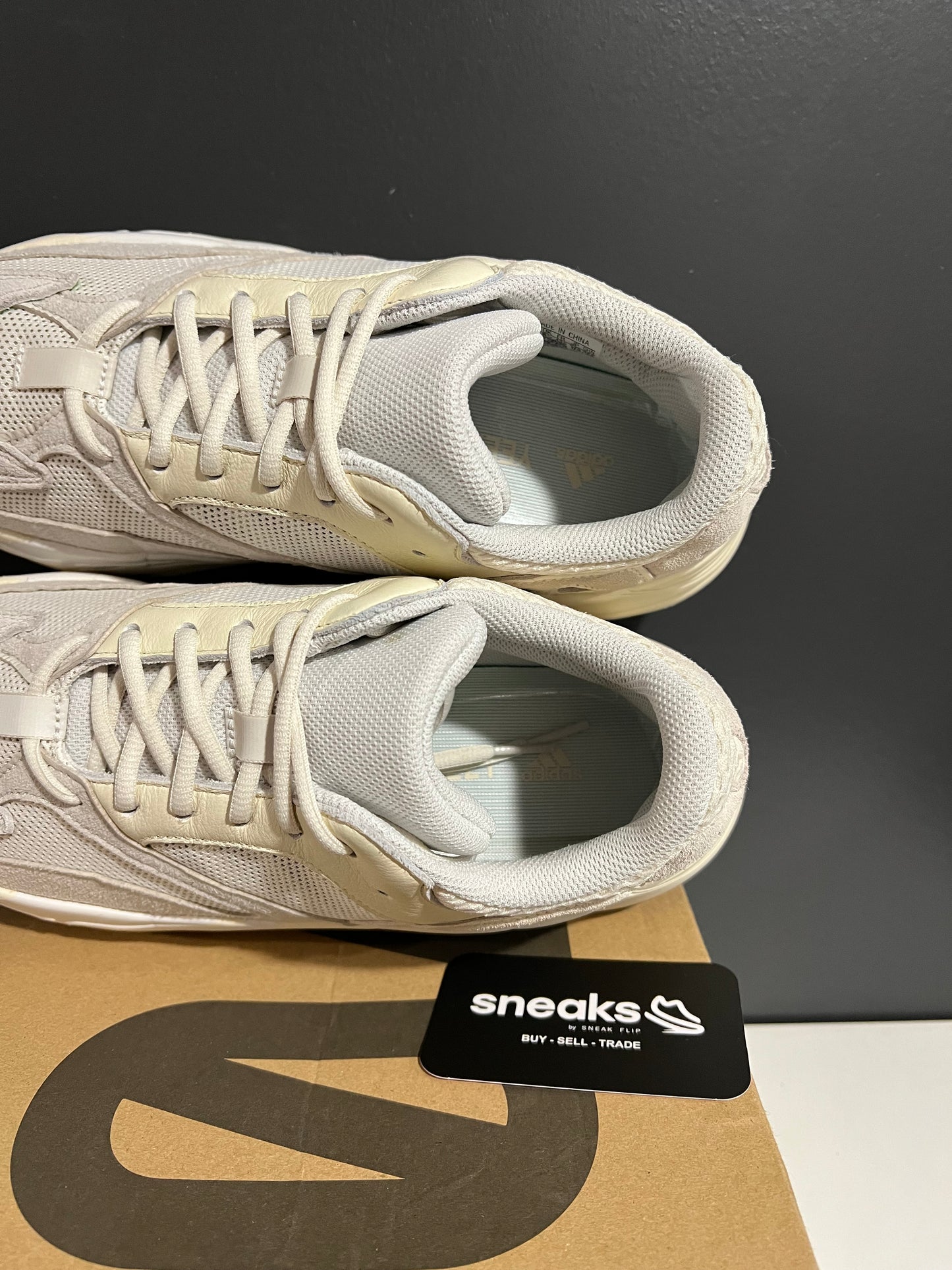 USED Yeezy Boost 700 Analog EG7596 SIZE 9M OG ALL AG25-34