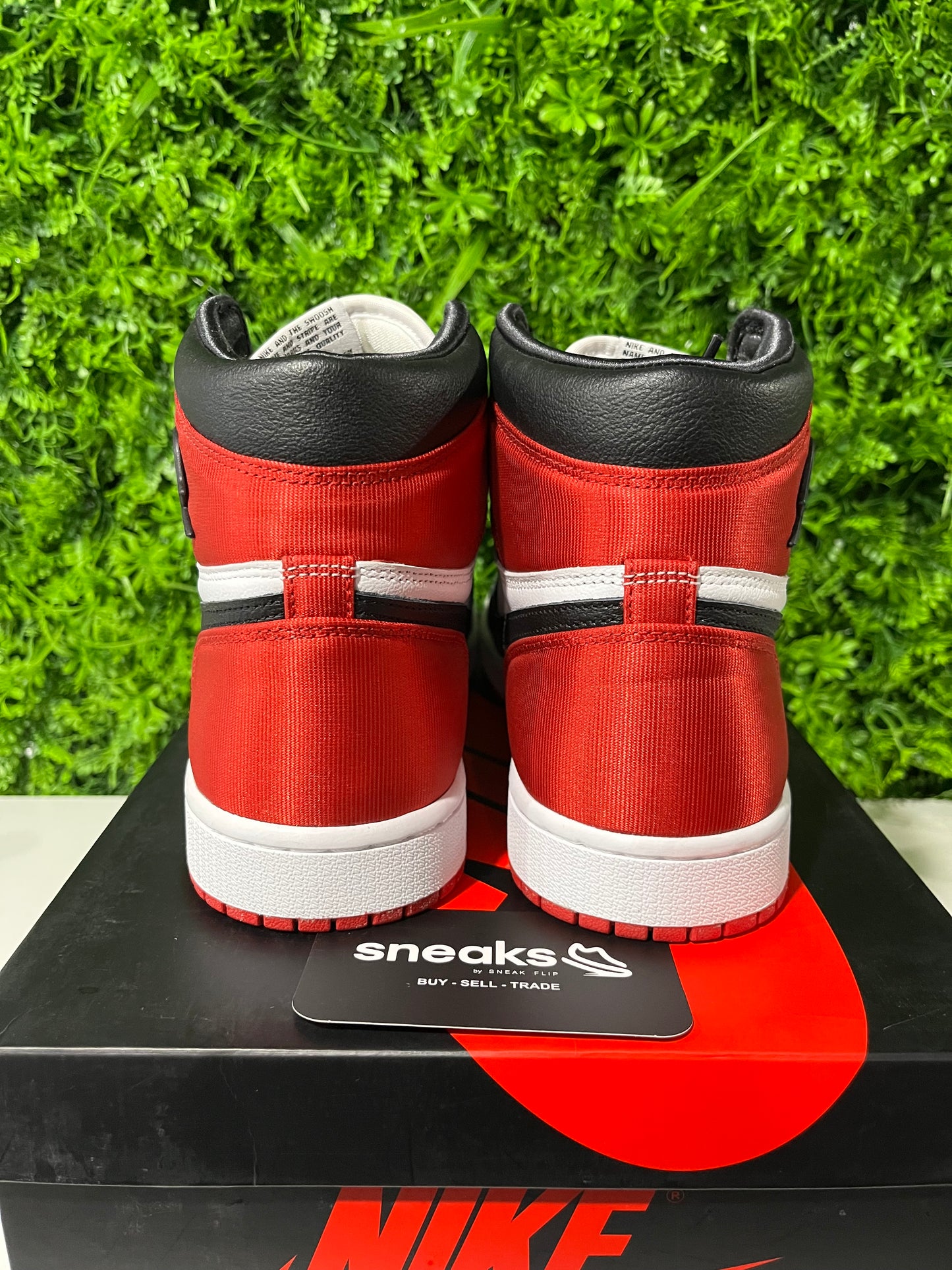 USED Wmns Air Jordan 1 Retro High Satin Black Toe CD0461-016 SIZE 9.5M OG ALL