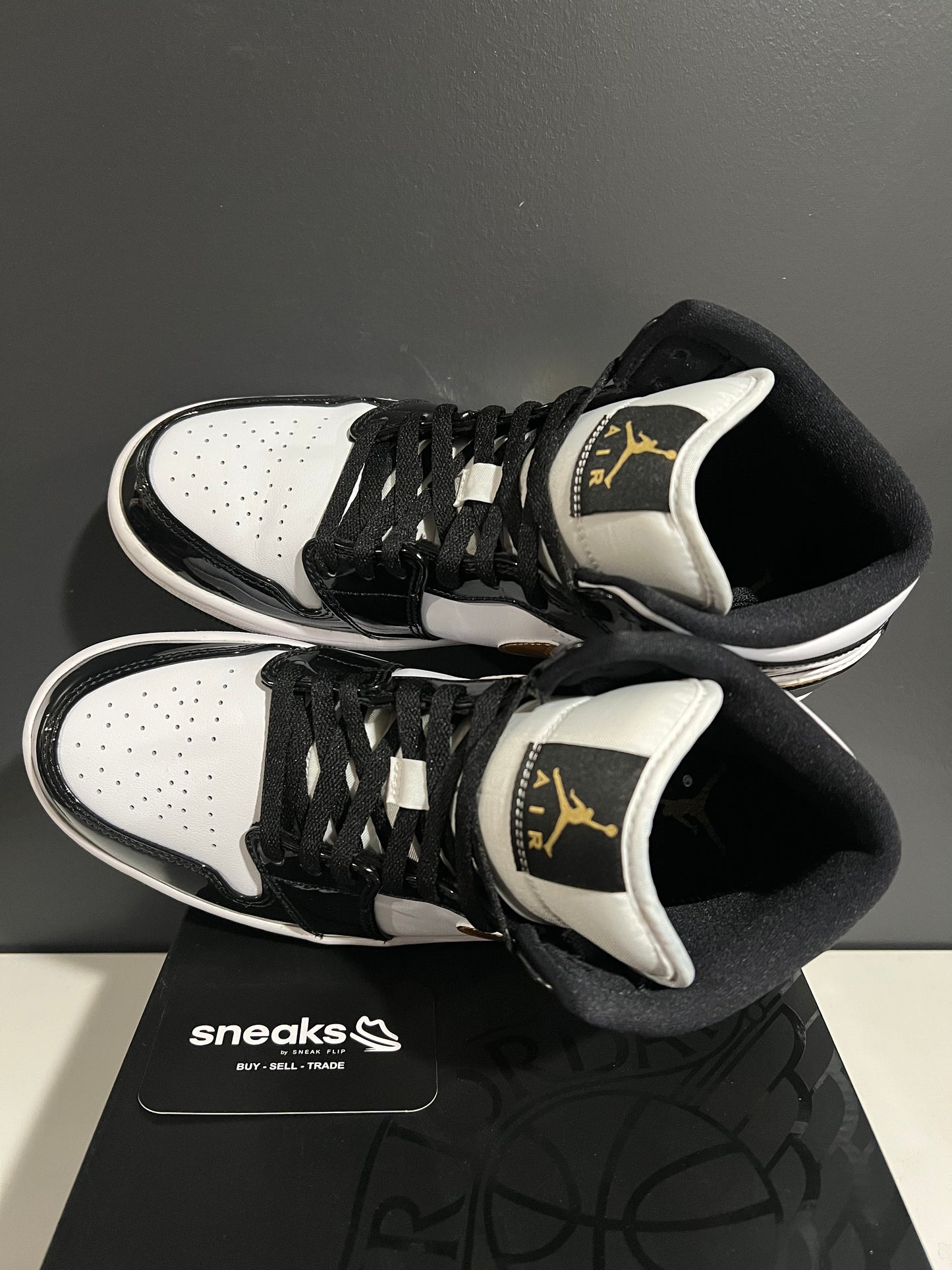 USED Air Jordan 1 Mid Patent SE Black Gold 852542-007 SIZE 8.5M OG ALL AG25-216