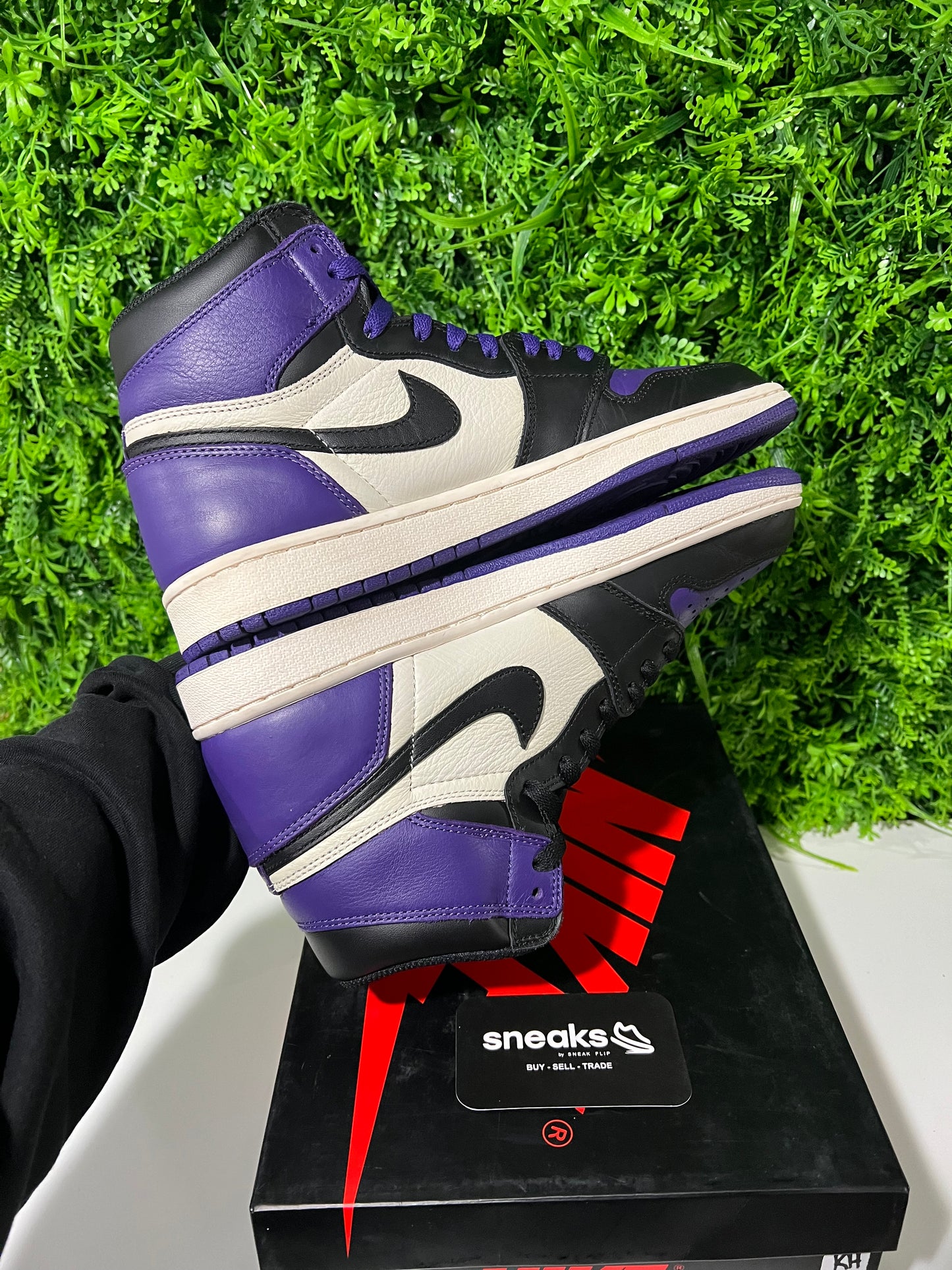 USED Air Jordan 1 Retro High OG Court Purple 555088-501 SIZE 8.5M