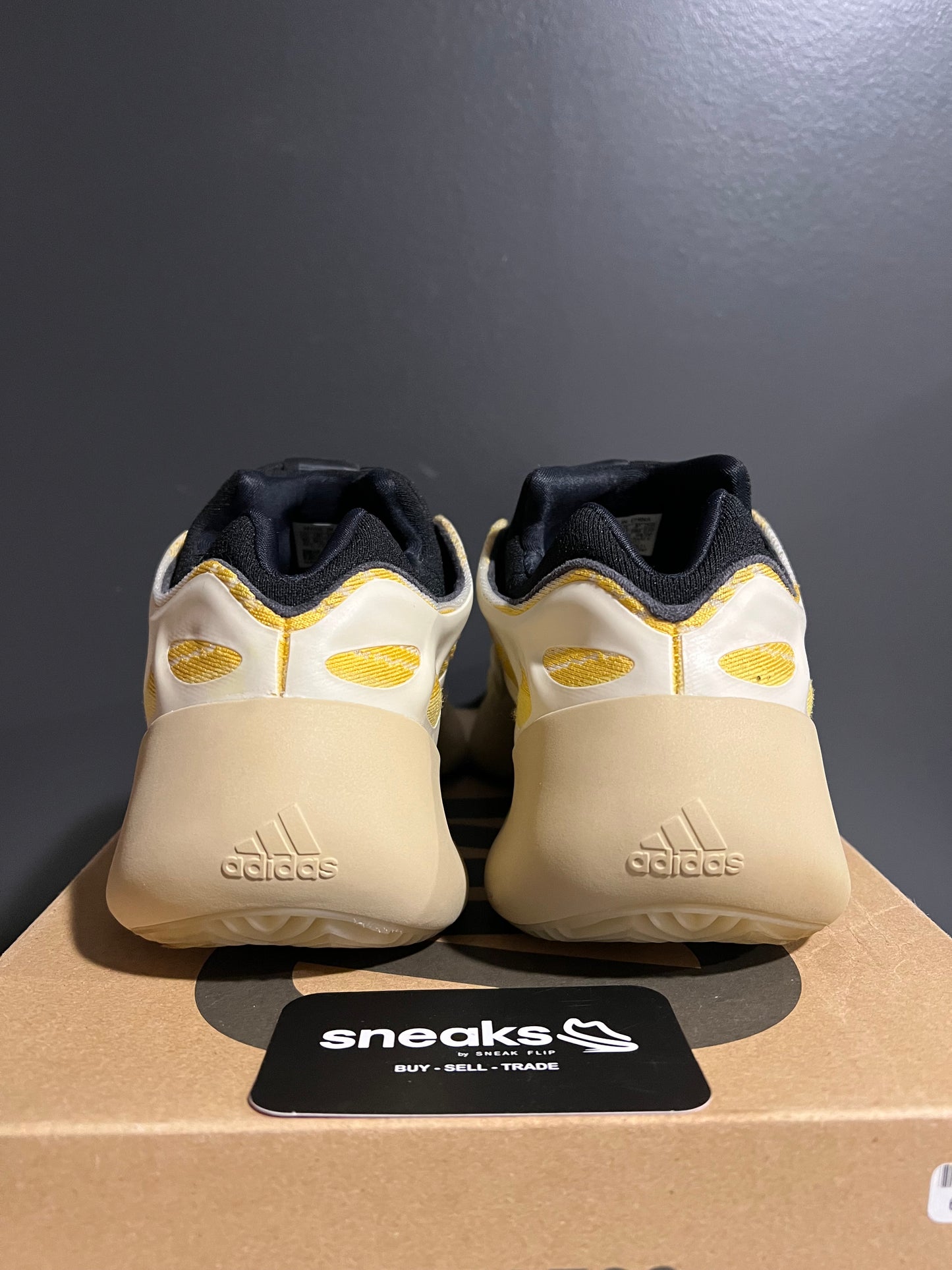 USED Yeezy 700 V3 Safflower G54853 SIZE 10M OG ALL AG25-263