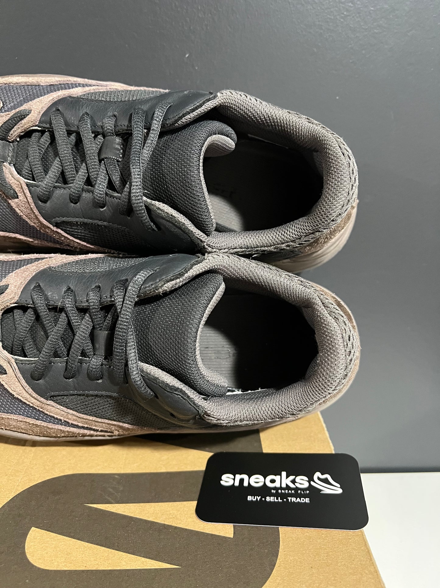 USED Yeezy Boost 700 Mauve EE9614 SIZE 9.5M OG ALL