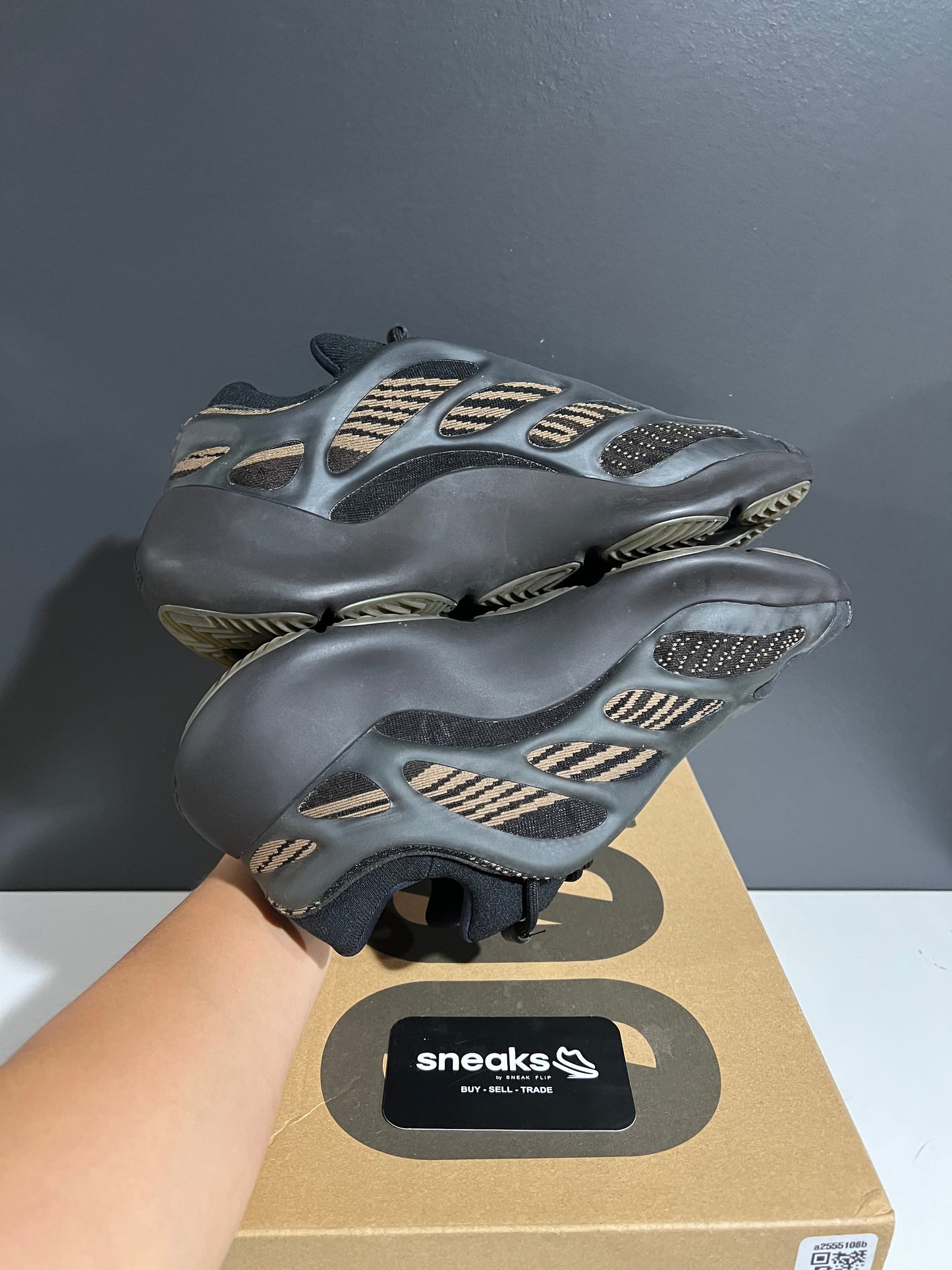 USED Yeezy 700 V3 Clay Brown GY0189 SIZE 10.5M OG ALL AG25-322