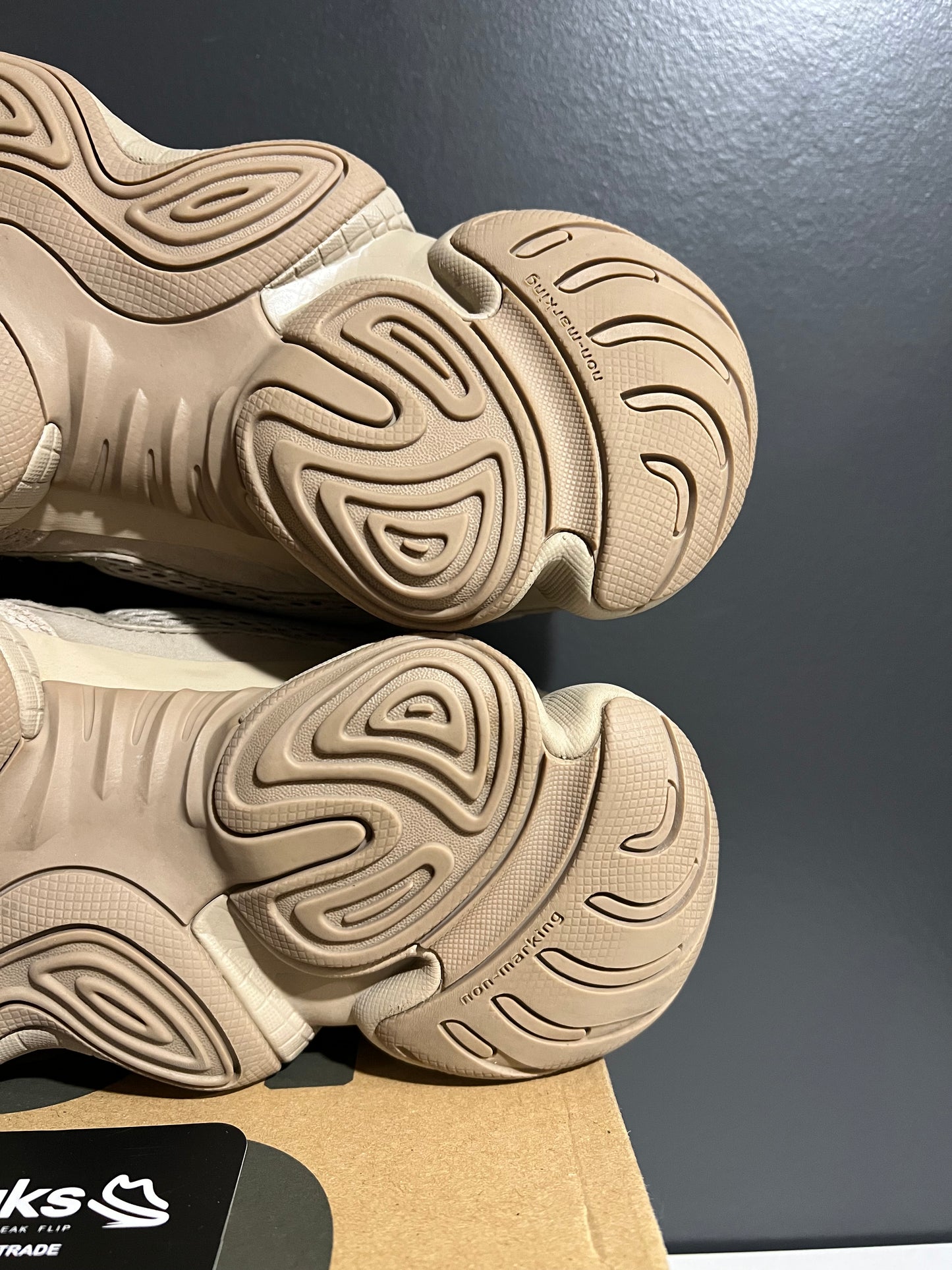USED Yeezy 500 Taupe Light GX3605 SIZE 10M OG ALL AG25-267