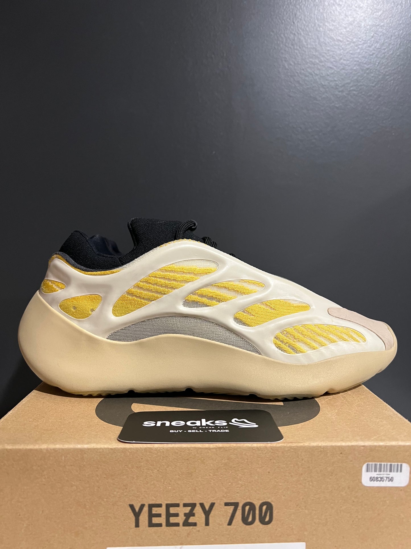 USED Yeezy 700 V3 Safflower G54853 SIZE 10M OG ALL AG25-263