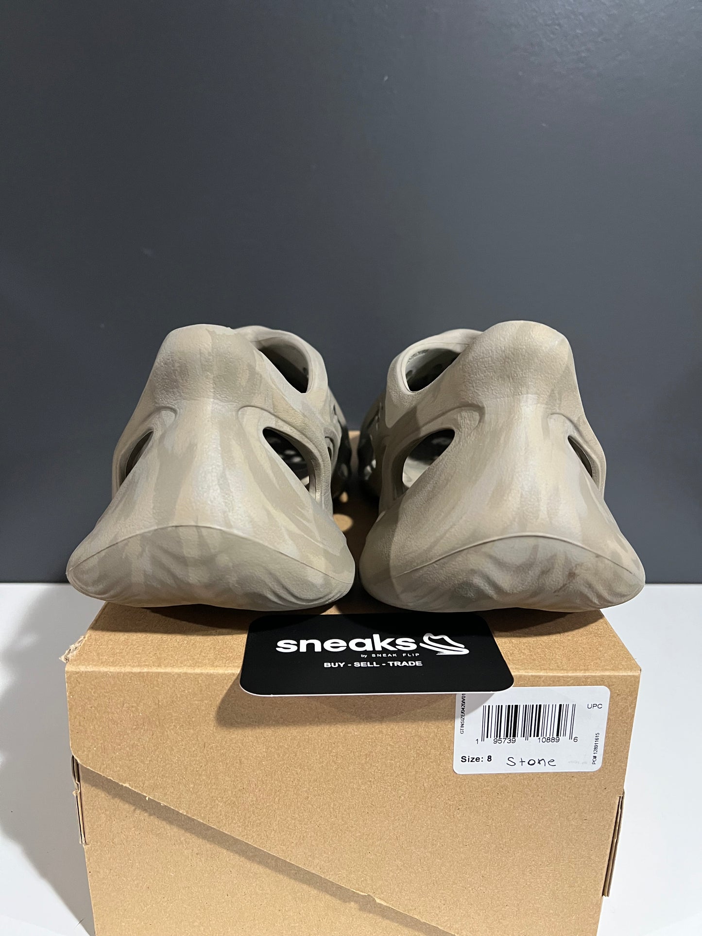 USED Yeezy Foam Runner Stone Sage GX4472 SIZE 8M OG ALL JN25-245