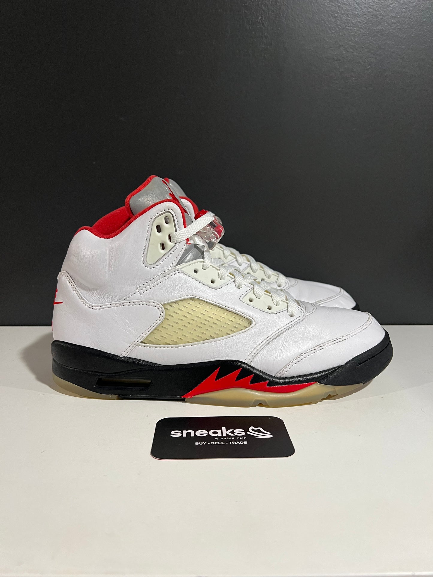 USED Air Jordan 5 Retro White Fire Red 2020 DA1911-102 SIZE 9.5M NO BOX AG25-14