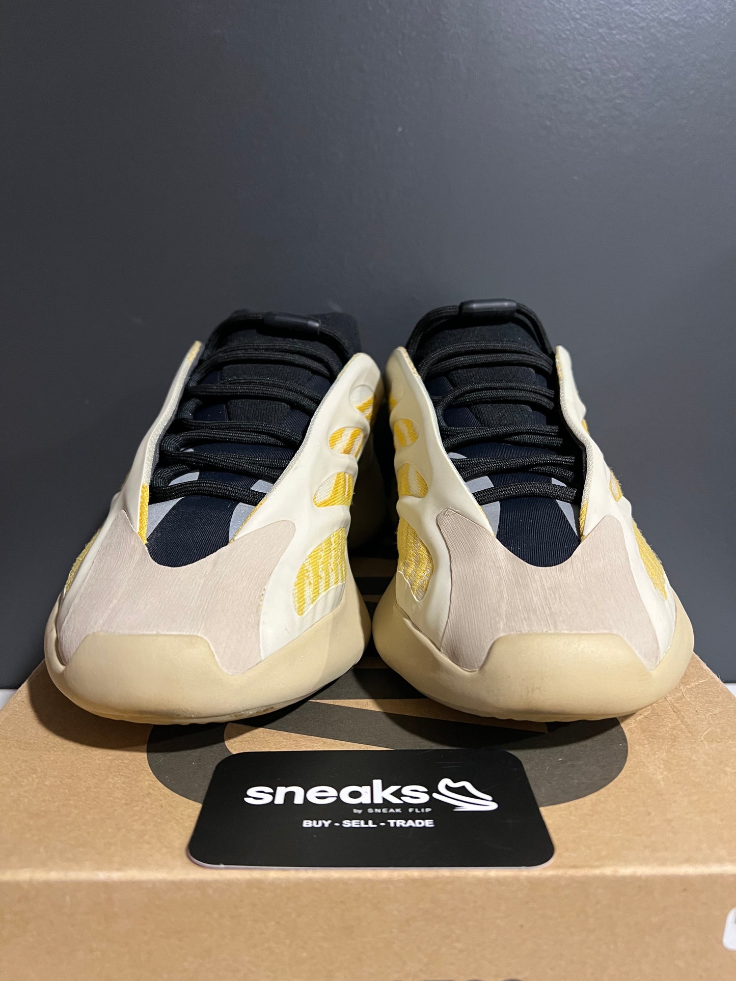 USED Yeezy 700 V3 Safflower G54853 SIZE 10M OG ALL AG25-263