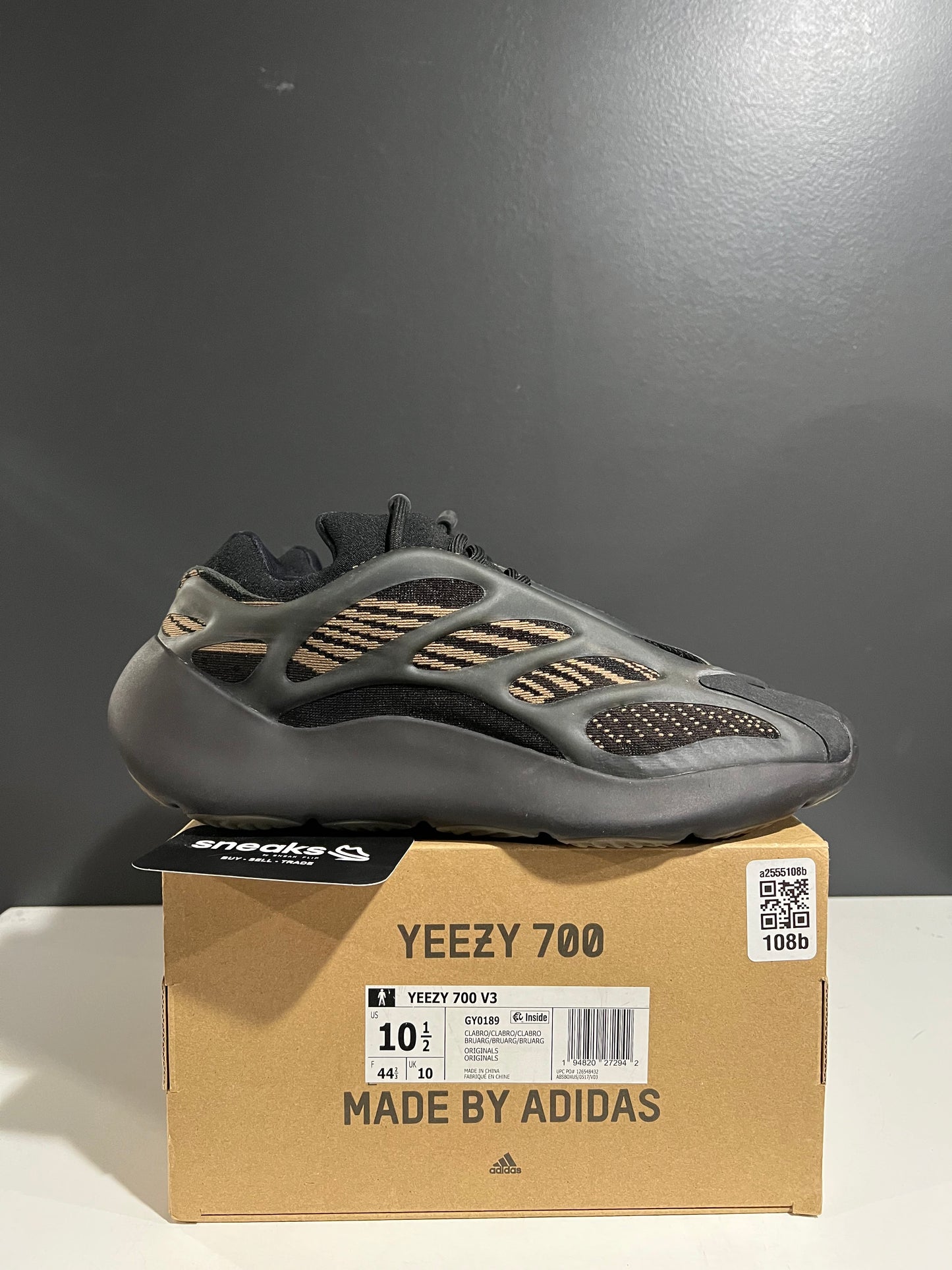 USED Yeezy 700 V3 Clay Brown GY0189 SIZE 10.5M OG ALL AG25-322