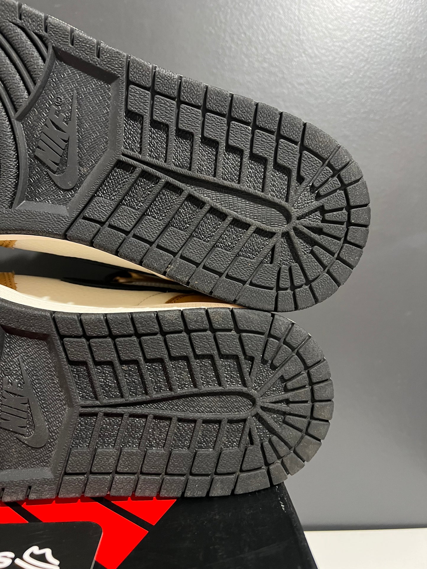 USED Air Jordan 1 Retro High OG Rookie of the Year 555088-700 SIZE 11.5M OG ALL SP25-102