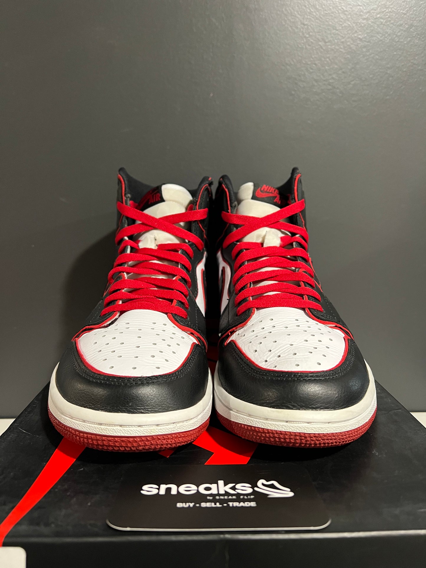 USED Air Jordan 1 Retro High OG Bloodline 555088-062 SIZE 10.5M OG ALL AG25-274