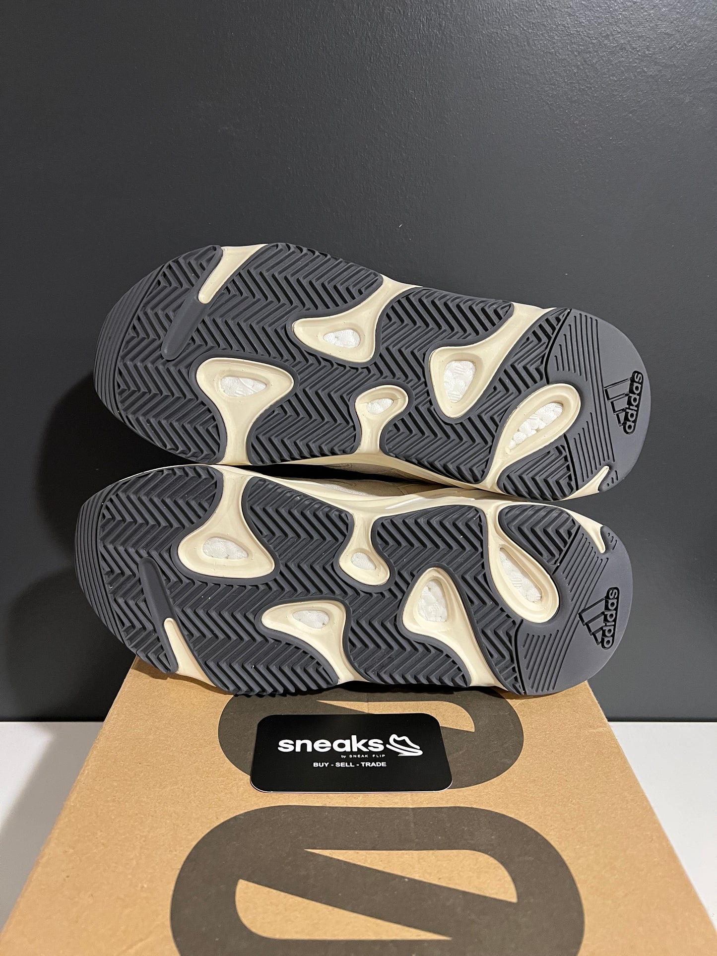 USED Yeezy Boost 700 Analog EG7596 SIZE 9M OG ALL AG25-34