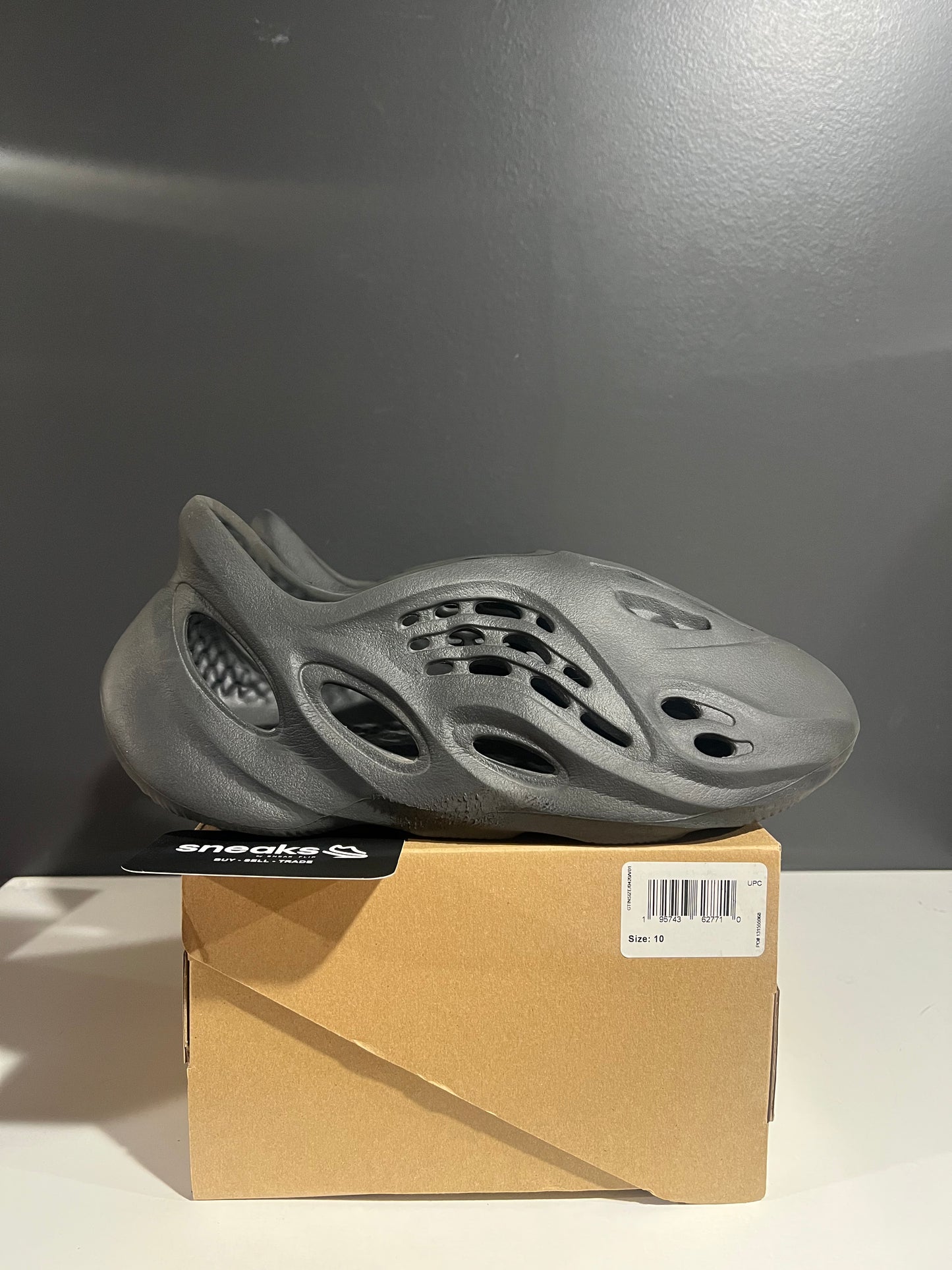 USED Yeezy Foam Runner Onyx HP8739 SIZE 10M OG ALL AG25-27