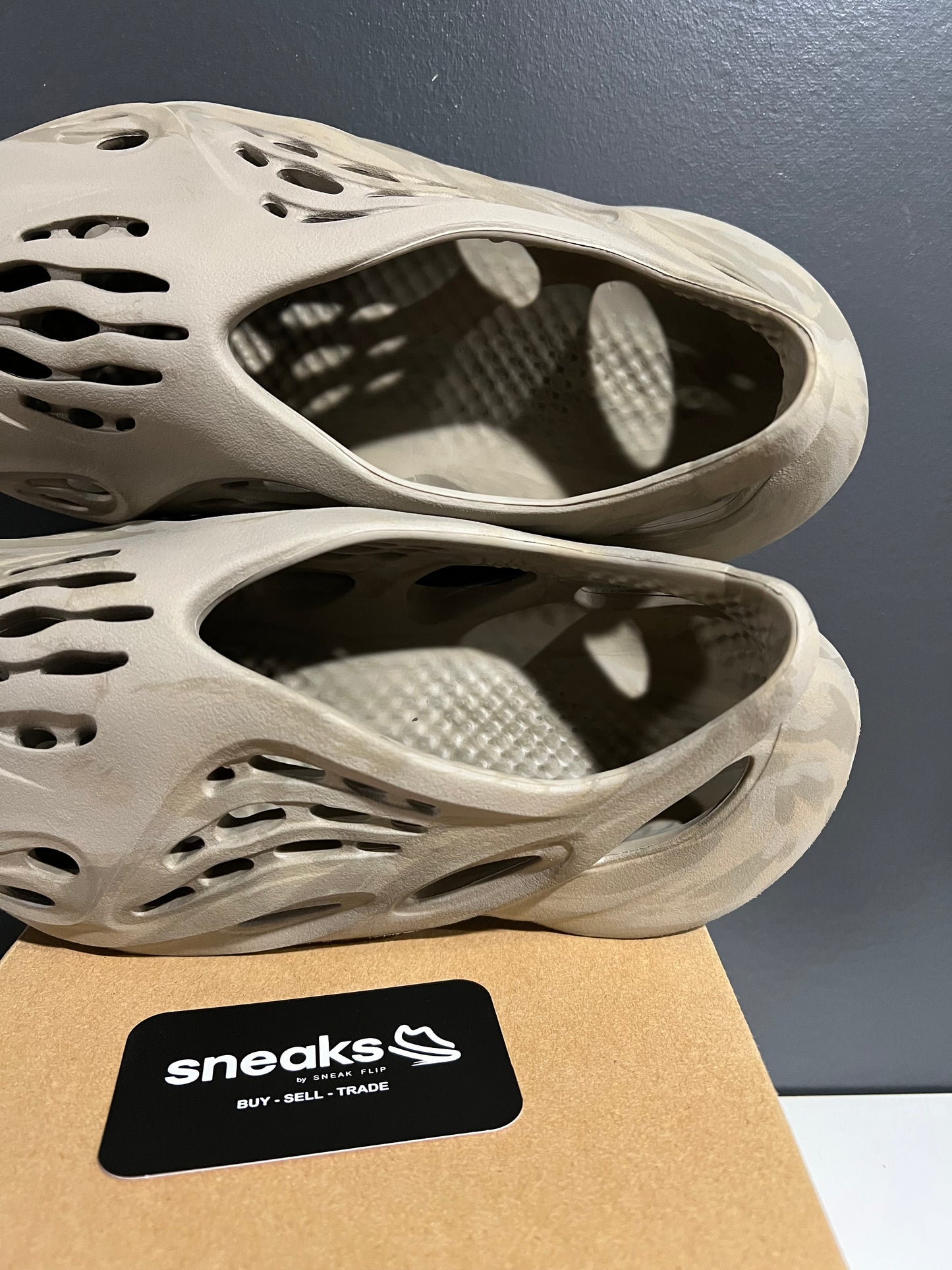 USED Yeezy Foam Runner Stone Sage GX4472 SIZE 8M OG ALL JN25-245