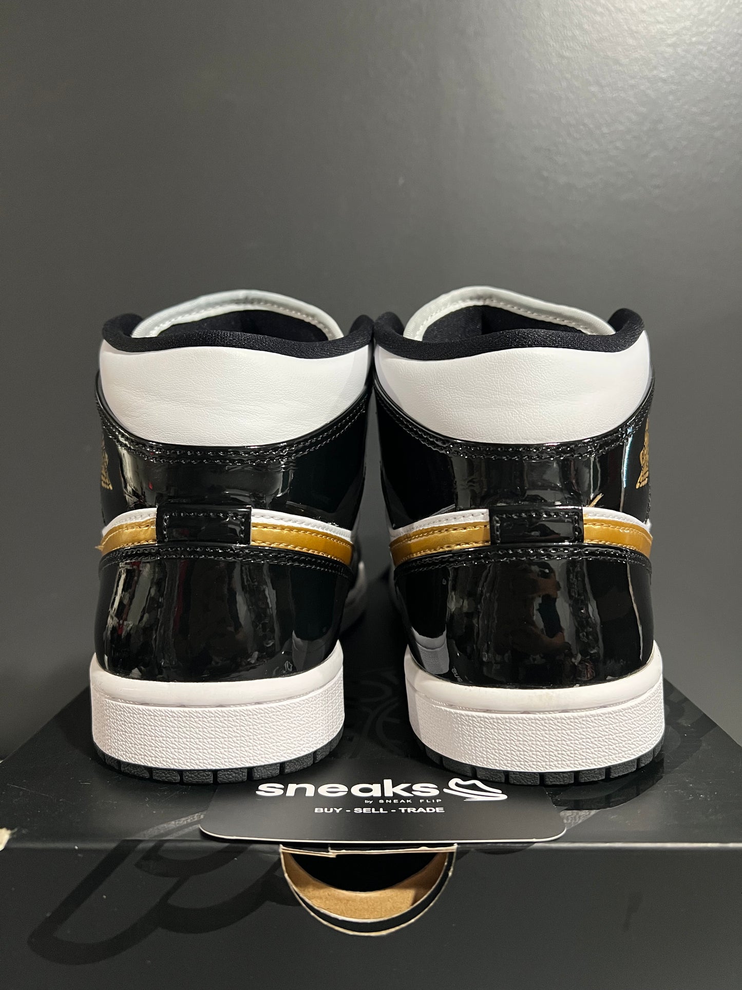 USED Air Jordan 1 Mid Patent SE Black Gold 852542-007 SIZE 8.5M OG ALL AG25-216