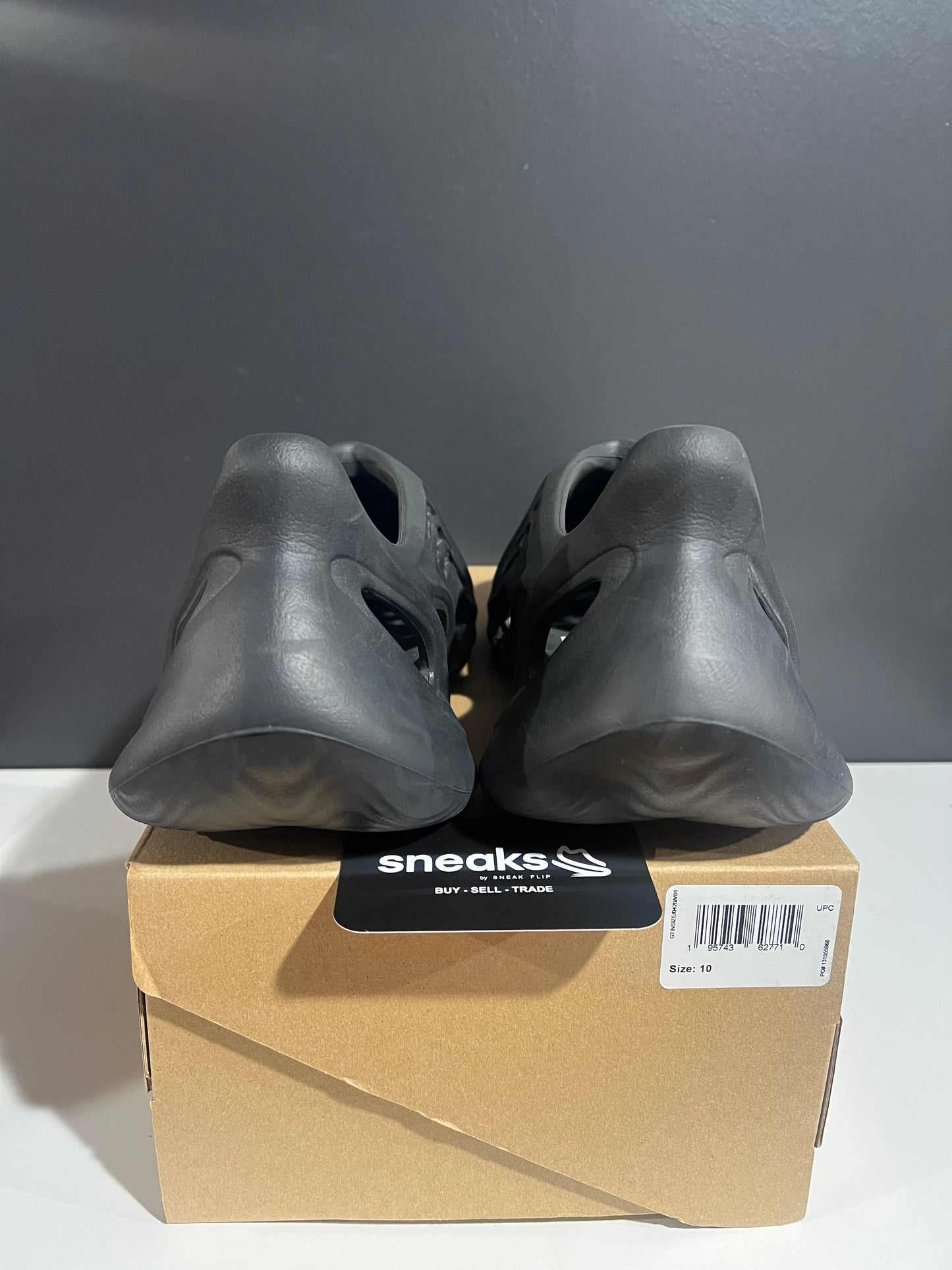 USED Yeezy Foam Runner Onyx HP8739 SIZE 10M OG ALL AG25-27