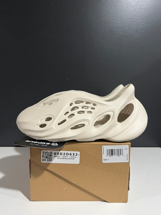 USED Yeezy Foam Runner Sand FY4567 SIZE 8M NO BOX AG25-244