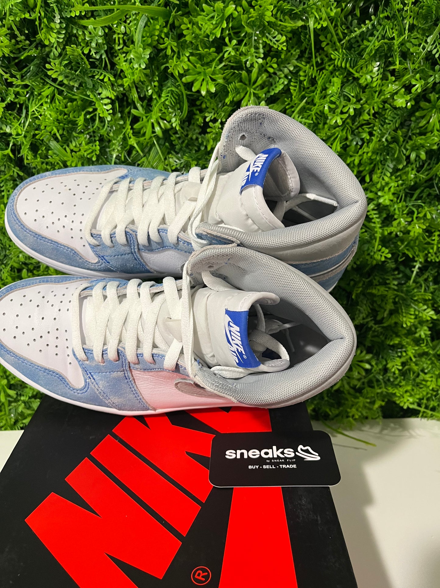 USED Air Jordan 1 Retro High OG Hyper Royal 555088-402 SIZE 9.5M OG ALL