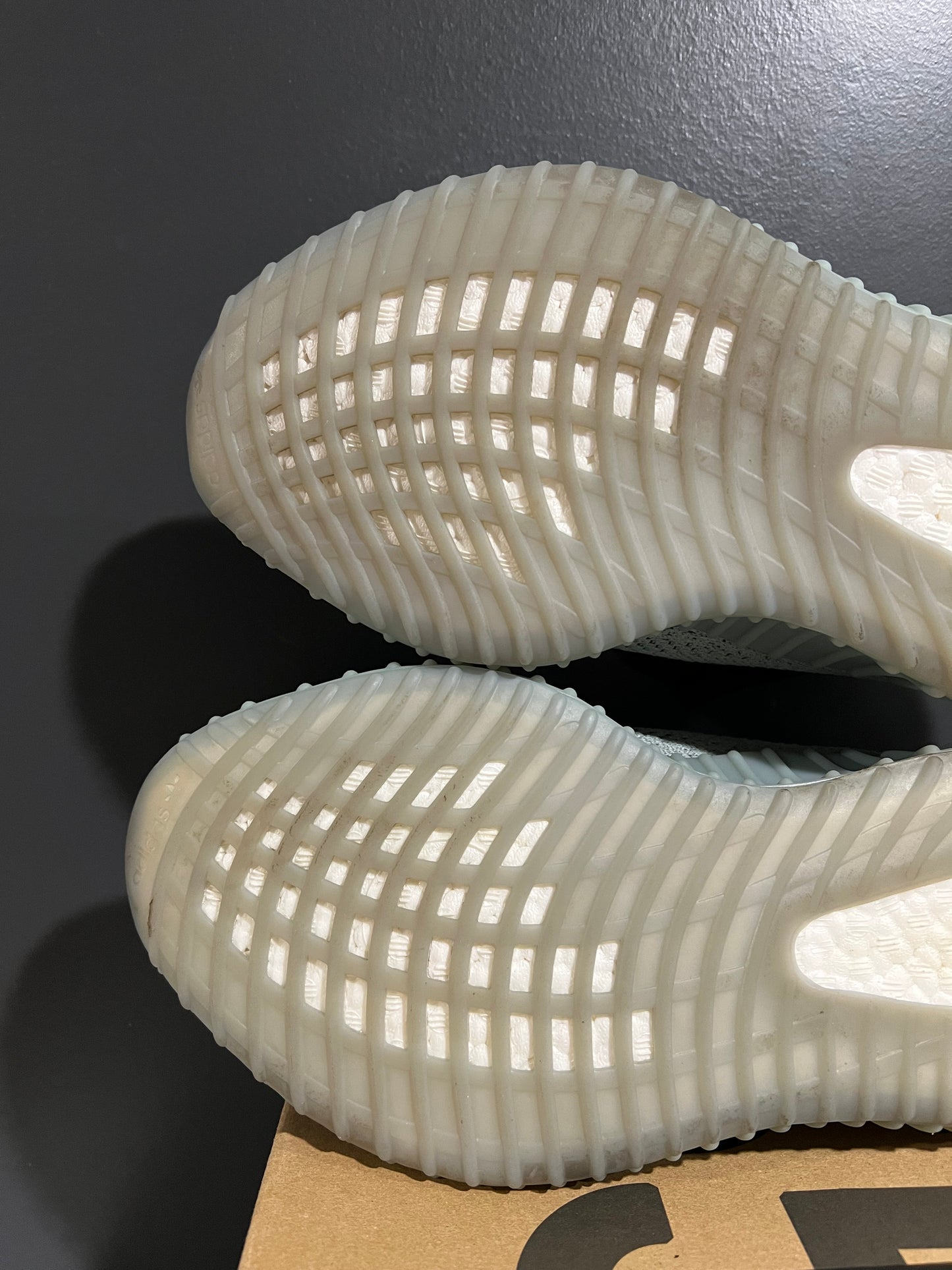 USED Yeezy Boost 350 V2 Salt HQ2060 SIZE 9.5M OG ALL AG25-311